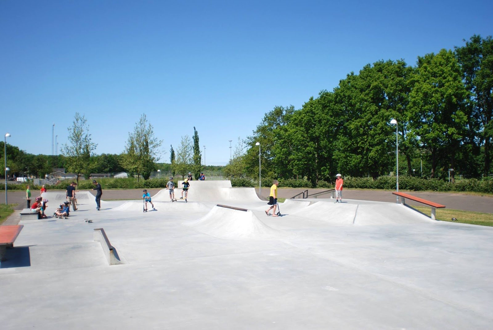 Kalundborg Skatepark is challenging for experienced skaters, but also great for beginners. The design of the park is well thought through which ensures a good session without too much wasted energy.