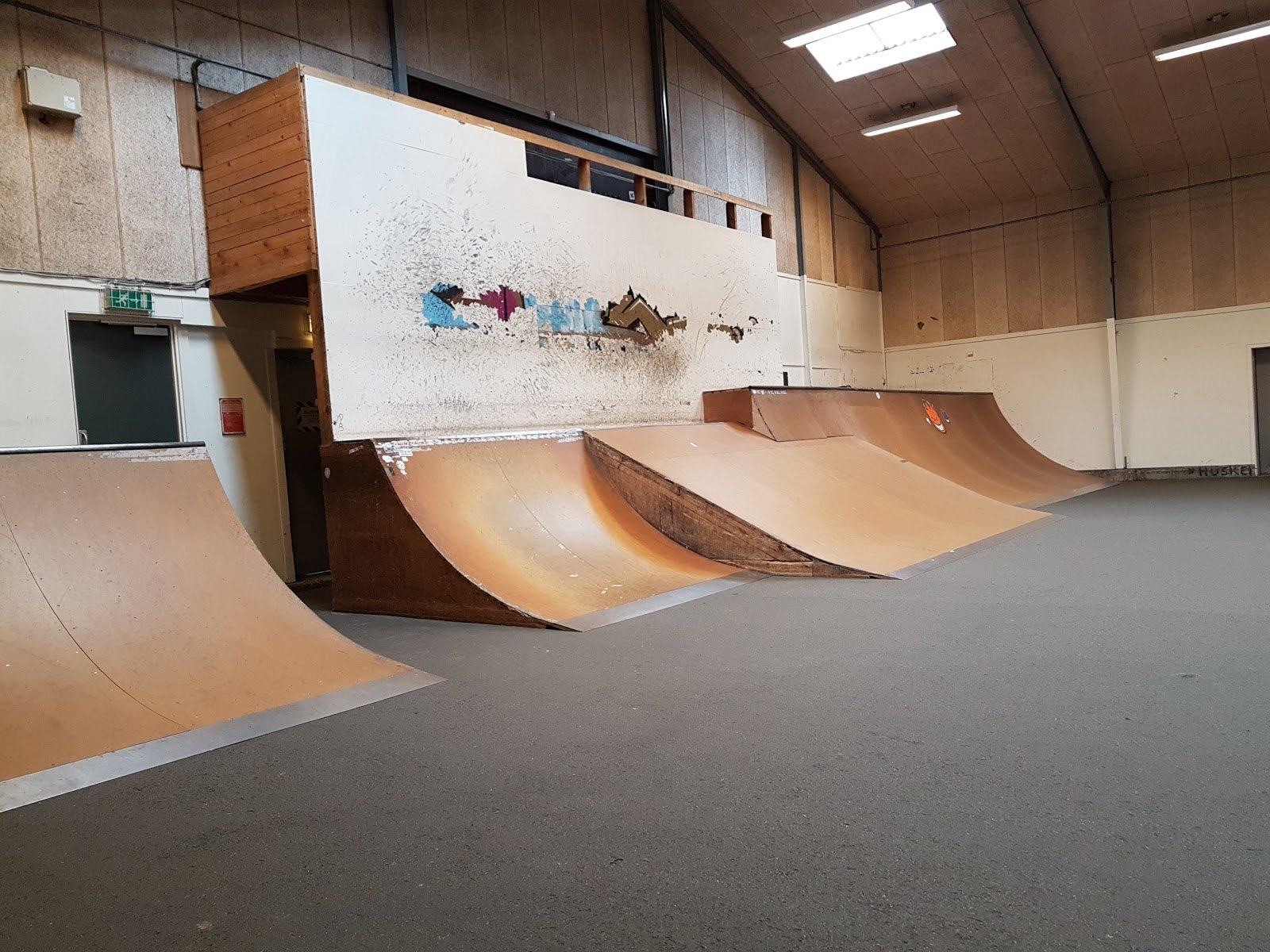 Vejgaard skatepark is partly a traditional indoor skatepark. It has everything one could expect of a traditional skatepark such as quarter pipes or banks in both ends of the park and many pyramids and grind boxes. Even though we use the word, traditional, it does not mean boring. On the contrary, Vejgaard skatepark is built in a way that lets the skaters gain great speed and a good flow throughout the park. It is also important to point out that the park is in a good condition and has elements of wood which can be moved around. This means that you can build your own lines through the park. Vejgaard Skatehal also has an outdoor area with skating facilities. Vejgaards skatepark’s opening hours can be found on this website: http://www.ungaalborg.dk/index.php/artikler/item/46-skatehallen-i-vejgaardPlease notice that the opening hours may vary according to the season.It is possible to become a member of Vejgaard skatepark by paying a quarterly membership fee. The price depends on your age. You can find more information here: http://www.ungaalborg.dk/index.php/artikler/item/46-skatehallen-i-vejgaardEvery year, the skatepark is home of a rollerblading competition called Camp42.