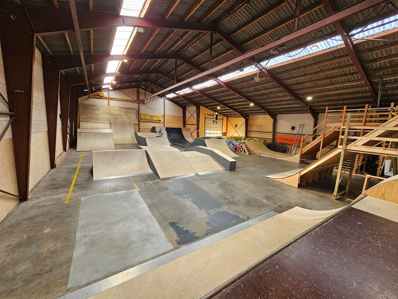 Kraftværket Skatepark is filled with obstacles without being too packed. The old straw works now houses banks, quarter pipes, grind boxes and many other obstacles. The indoor skatepark is built traditionally with a bank at one end and a quarter pipe at the other end. All this ensures a good flow when skating the park. The skate area also has a mini vert, which will be a familiar element for local skaters. This park is definitely worth a visit.The power station works in close collaboration the local skaters who use the park and often seeks input as to how they can improve the park.For more information, visit Kraftværket’s Facebook page. Here you can read about events and changes in general.You can find the opening hours on Facebook: Facebook page