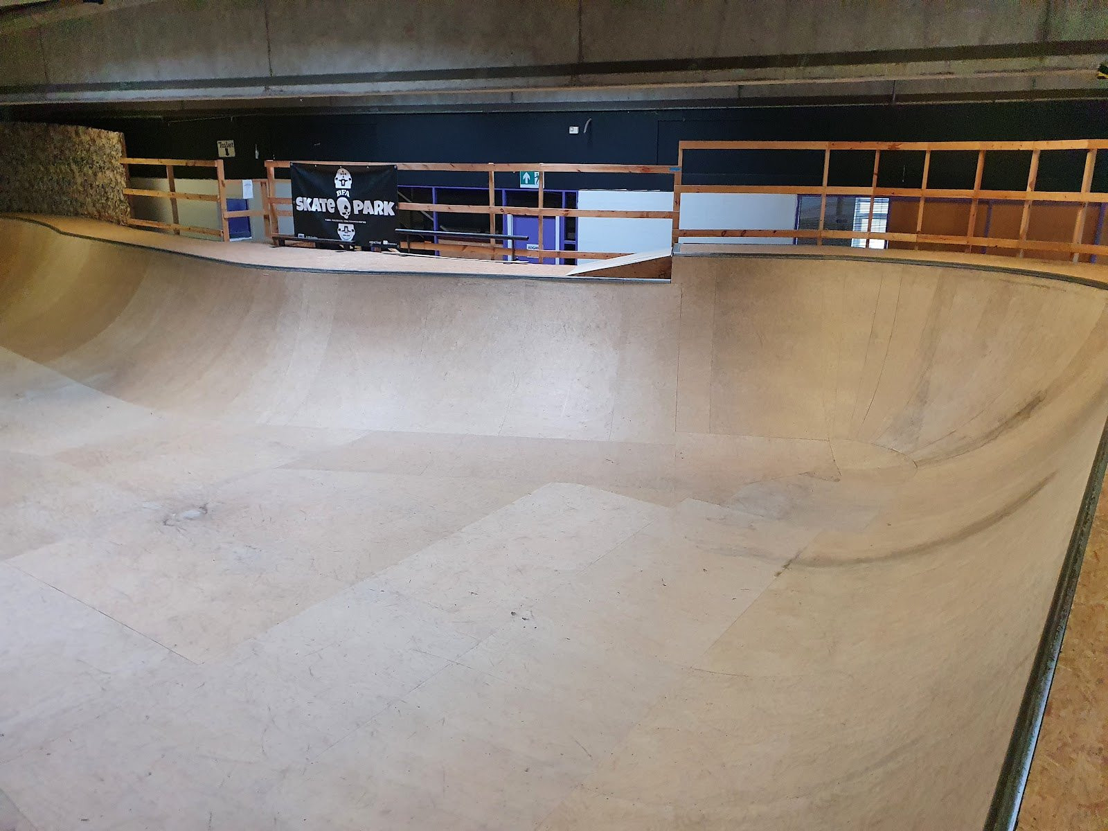 Allingåbro skatepark is built according to ancient principles which dictate banks and a quarter pipe at opposite ends with obstacles placed in the middle. In addition, there are plates so that you can wall-ride the end walls and the 3 mini ramps at the park are put together to form one large ramp. This means that it varies in heights and depths. This makes Allingåbro Skatepark unique and different from other indoor skateparks. The elements are made of wood and steel. The latest addition to the park is the new, fun mini vert, that is familiar to most skaters.Unfortunately, the park is very worn. The park is not heated, the copings are loose. The holes in the ramps and broken plates characterise this once great park. Therefore, you should not go out of your way to visit the park.You cannot count on the opening hours and the ones that we have found are not regular. If you know anything about the opening hours of Allingåbro skatepark, we would love to hear from you. You can contact us by sending an email to: info@skateparks.dk.Allingåbro’s admission fee is 25 DKK. It is also possible to buy a monthly membership for 125 DKK.