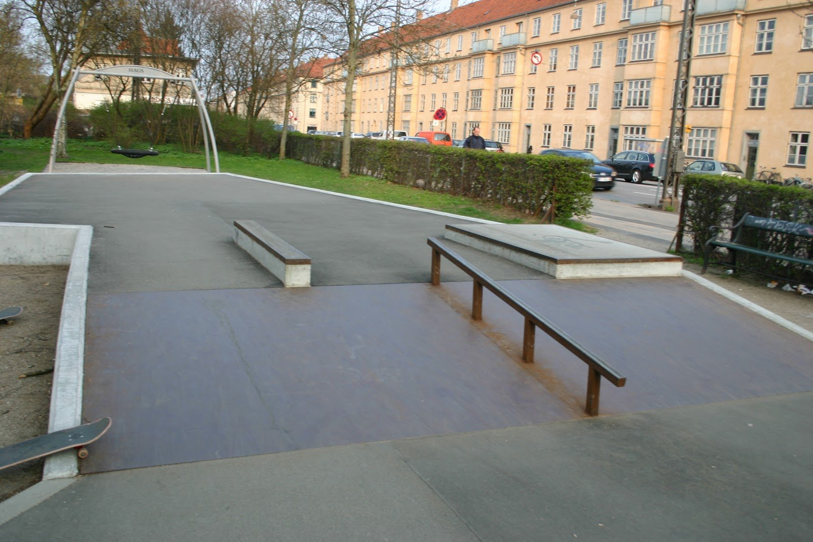 Vanløse skatepark was built in 2010, so it is relatively new. It is a small park with several obstacles. The park is a good place for beginners as all the obstacles are low. The park is oblong and lies on Jyllingevej. The shape of the park makes it easy to skate in one single line from one end to the other. The park is worth a visit for a short session, however not if you have to travel far to get there.The park also has a small playground for children. This means that there are often families with small children. It is important to show consideration for them.