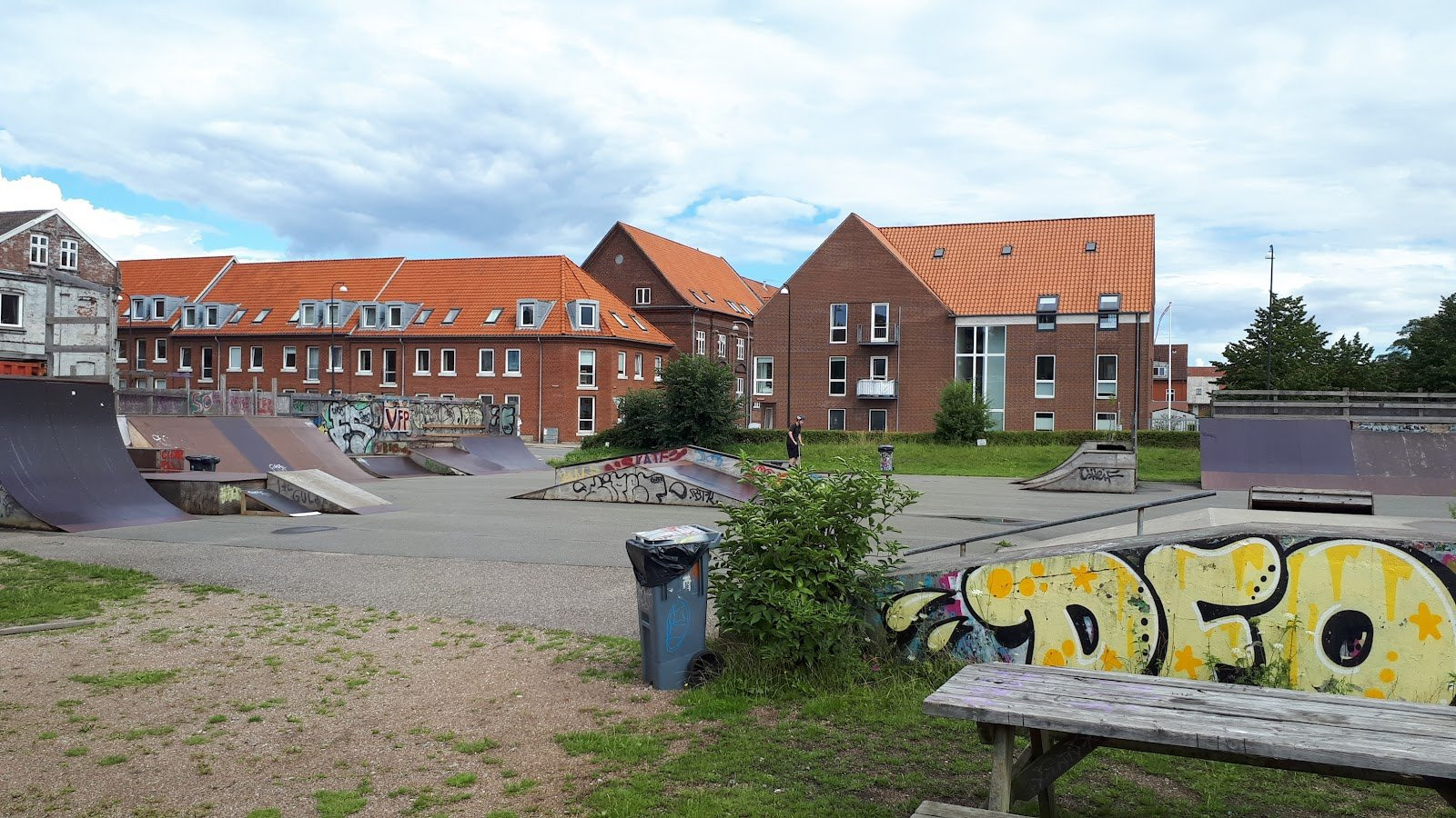 Ungdomenshuset (The youth house) aka. Fredericia Skatepark is made of concrete and wood. It has several banks and quarter pipes made of wood while the more fixed elements like grind boxes and the like are made of concrete. The park is not maintained very well, but all obstacles function as intended. Fredericia skatepark is harmonious. This provides the skaters with a good flow throughout the park. There are also movable flat rails and the like that can be moved as needed. The park is worth a visit if you are in the neighbourhood. However, the park is not necessarily innovative enough to make it worth a visit if you have to travel for to get there. 