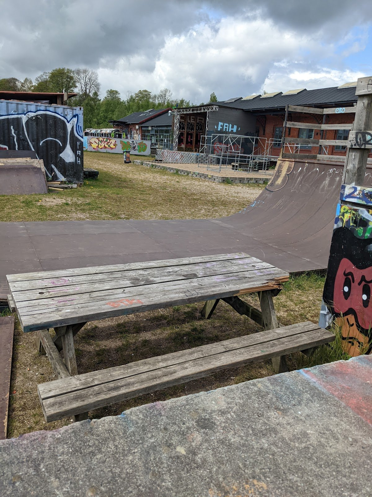 Ungdomenshuset (The youth house) aka. Fredericia Skatepark is made of concrete and wood. It has several banks and quarter pipes made of wood while the more fixed elements like grind boxes and the like are made of concrete. The park is not maintained very well, but all obstacles function as intended. Fredericia skatepark is harmonious. This provides the skaters with a good flow throughout the park. There are also movable flat rails and the like that can be moved as needed. The park is worth a visit if you are in the neighbourhood. However, the park is not necessarily innovative enough to make it worth a visit if you have to travel for to get there. 