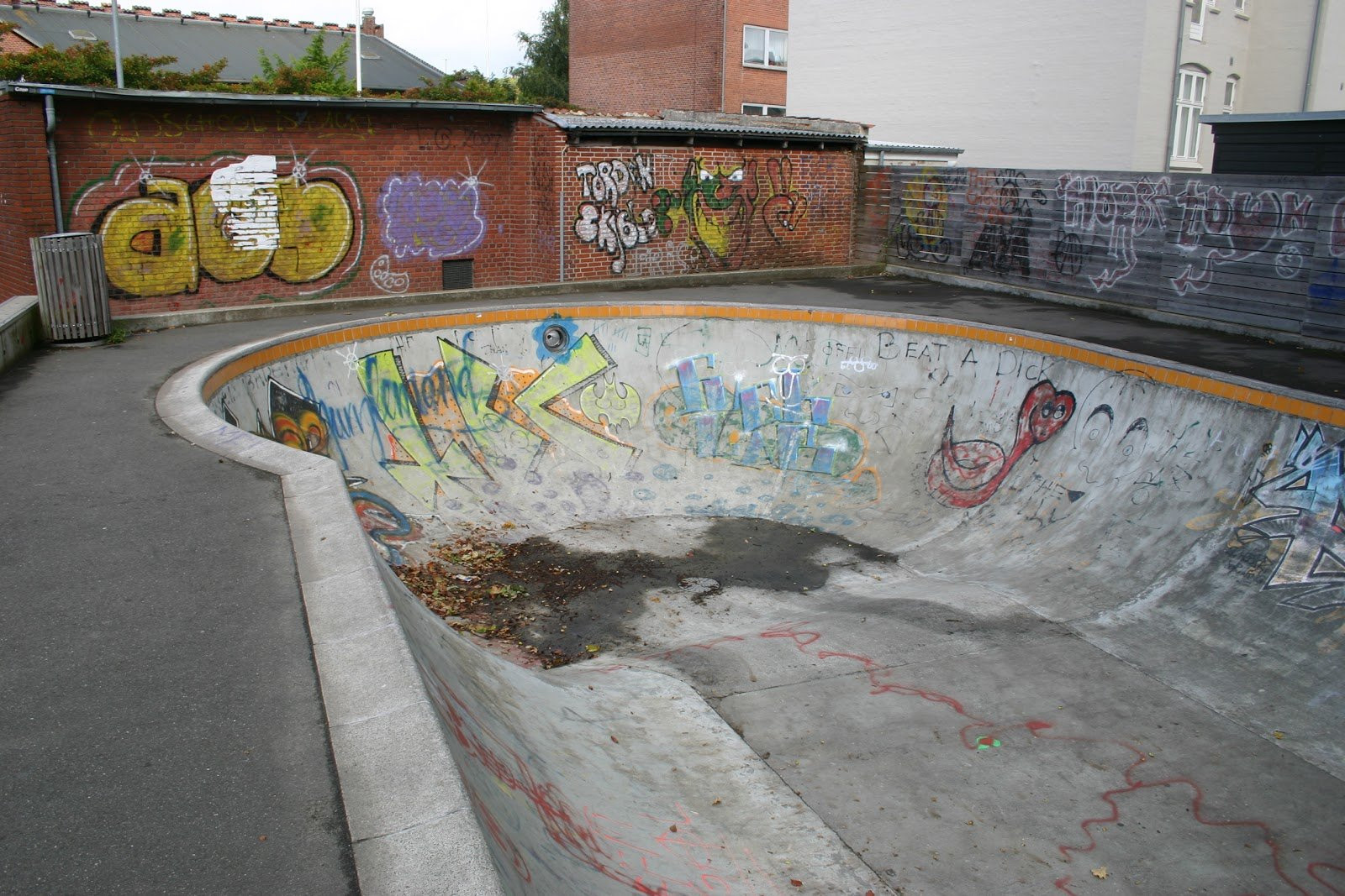 At first glance, Horsens skatepark does not look to be very well maintained. However, as the park is built of concrete on asphalt, all elements function as they should. When the seasons change there are leaves on both the street course and the bowl, however as an experienced skater, you are probably used to that.The street course at Horsens Skatepark could use a little love. The course is centered around down-ledges and a fun box at the end. There are also movable rails at the park and a single stair set. At the corner of the park, the asphalt has been raised and can be used as a bank.As mentioned earlier, the bowl is made of concrete and it has been design like a classic californian swimming pool. There are no steel copings in the bowl, however, there are concrete ledges along the rim. The bowl has two levels. The park is definitely worth a visit if you are from the area. If you are a beginner, the is also good for you. 