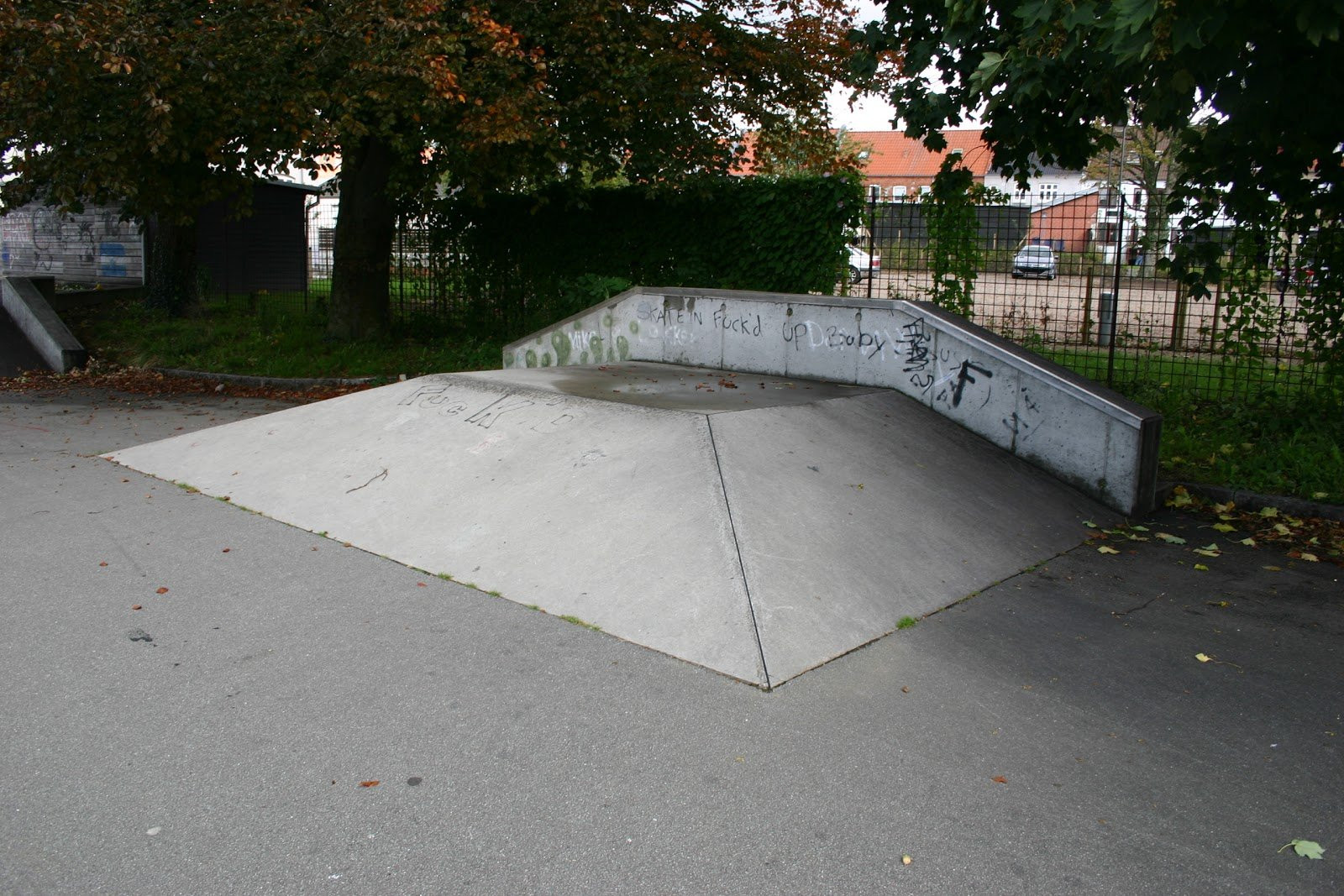 At first glance, Horsens skatepark does not look to be very well maintained. However, as the park is built of concrete on asphalt, all elements function as they should. When the seasons change there are leaves on both the street course and the bowl, however as an experienced skater, you are probably used to that.The street course at Horsens Skatepark could use a little love. The course is centered around down-ledges and a fun box at the end. There are also movable rails at the park and a single stair set. At the corner of the park, the asphalt has been raised and can be used as a bank.As mentioned earlier, the bowl is made of concrete and it has been design like a classic californian swimming pool. There are no steel copings in the bowl, however, there are concrete ledges along the rim. The bowl has two levels. The park is definitely worth a visit if you are from the area. If you are a beginner, the is also good for you. 