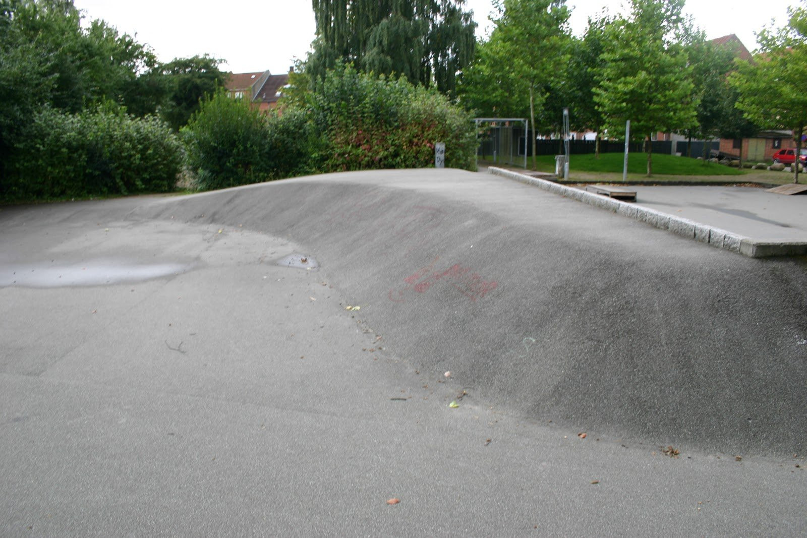 At first glance, Horsens skatepark does not look to be very well maintained. However, as the park is built of concrete on asphalt, all elements function as they should. When the seasons change there are leaves on both the street course and the bowl, however as an experienced skater, you are probably used to that.The street course at Horsens Skatepark could use a little love. The course is centered around down-ledges and a fun box at the end. There are also movable rails at the park and a single stair set. At the corner of the park, the asphalt has been raised and can be used as a bank.As mentioned earlier, the bowl is made of concrete and it has been design like a classic californian swimming pool. There are no steel copings in the bowl, however, there are concrete ledges along the rim. The bowl has two levels. The park is definitely worth a visit if you are from the area. If you are a beginner, the is also good for you. 
