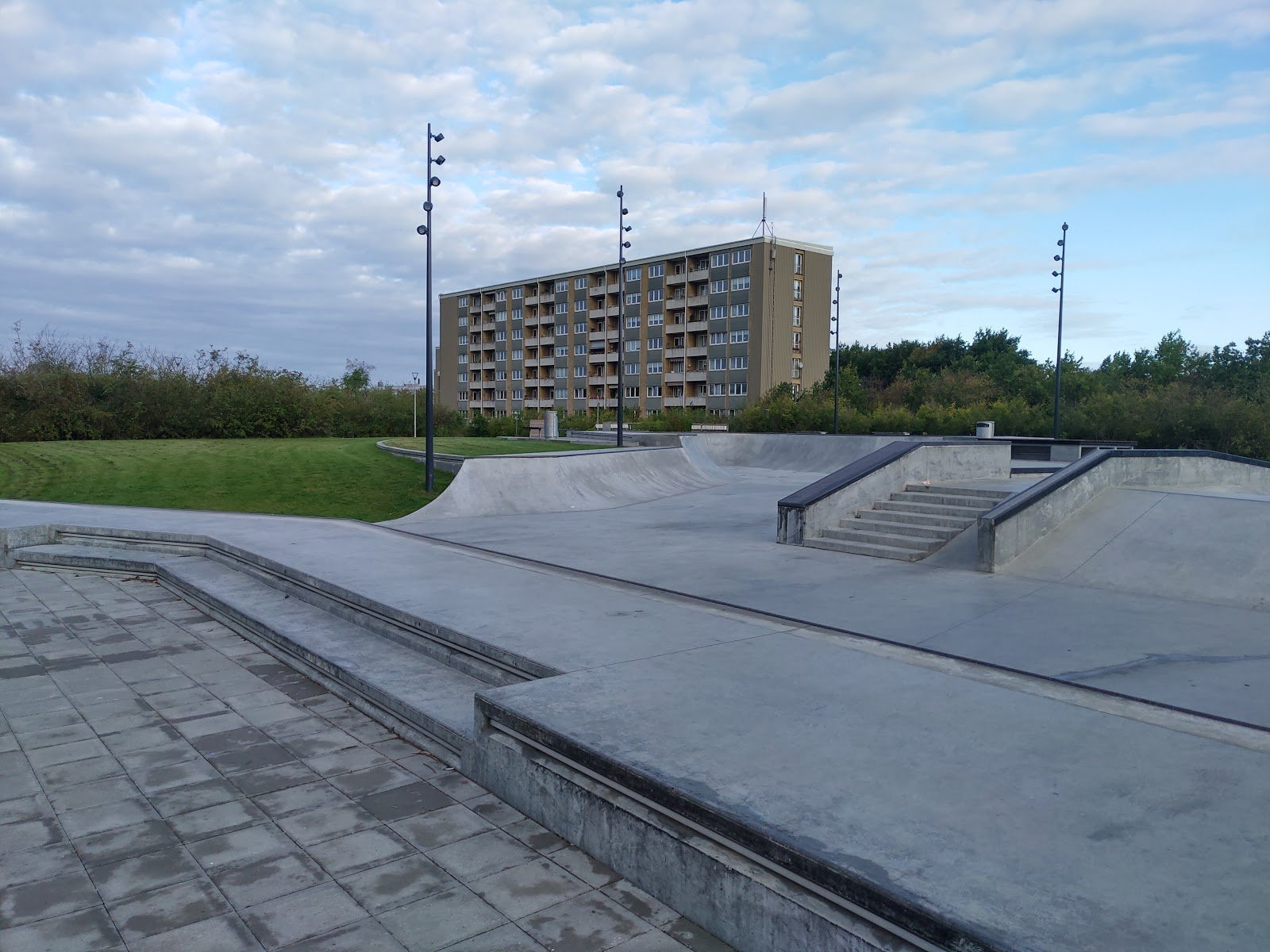 Tårnby skatepark is a skatepark with a lot of obstacles. The park is oblong and has both ledges, euro gaps, manual pads and rails. The obstacles are made of concrete and steel on an asphalt foundation. The park is interesting for street skaters as it does not have any verts.It is easy to gather speed from one obstacles to the next due to the design of the park.Tårnby Skatepark is good for beginners, but can also be fun to skate for experienced skaters because of the many opportunities for lines and the sometimes non traditional placement of the obstacles.