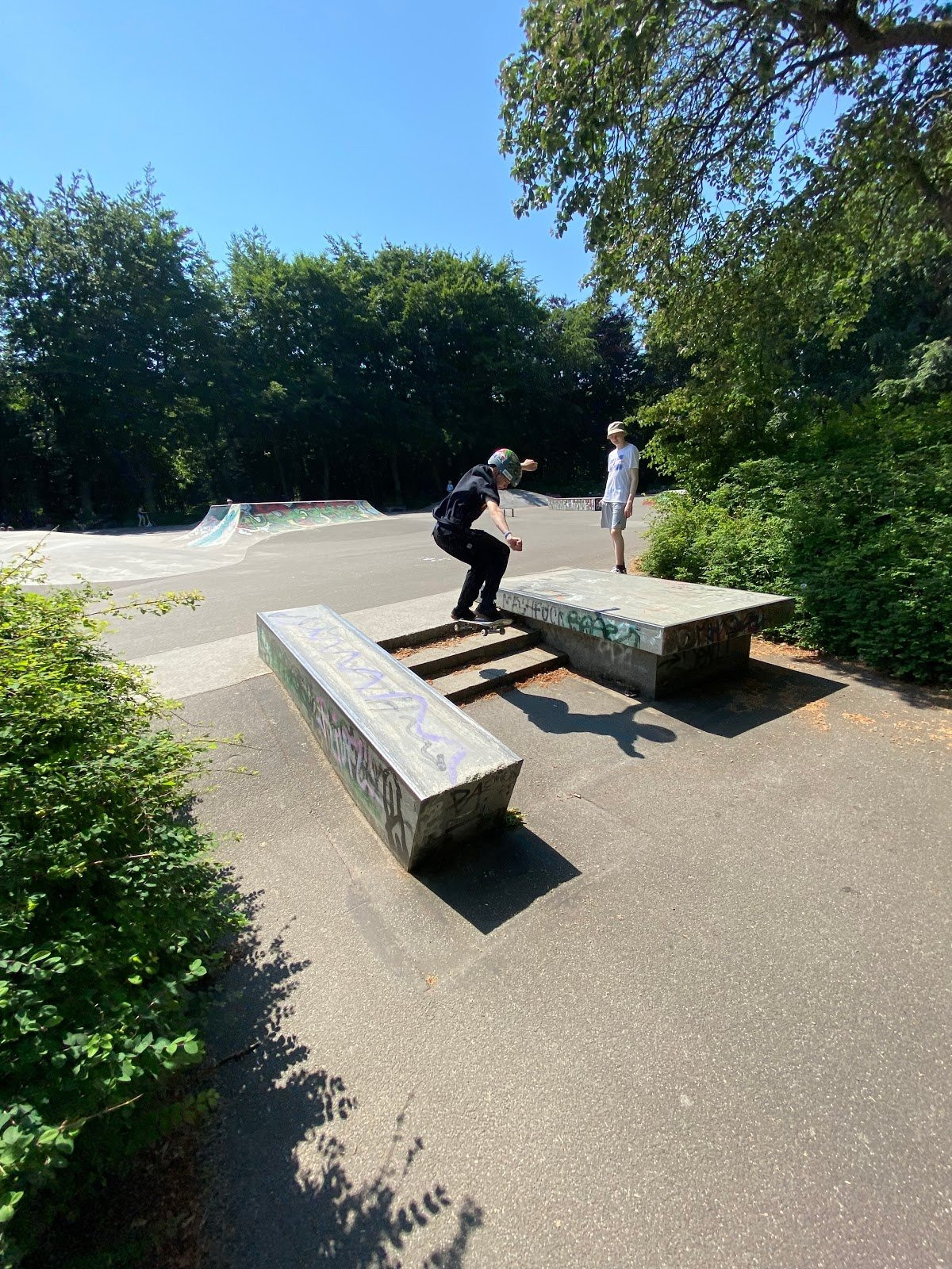 The park has a wide course with great opportunities for skates to improve their skills. Skt. Jørgens Skatepark has 3 small “bowls” which are indentations in the asphalt, which the rest of the park is made of. It has a handrail, manual pads, a eurogap, a pyramide, a bank and hips to mention a few of the obstacles you will find at this street inspired park. The mini vert (which is a bit worn) has been moved to the harbour of Odense: Odense Havn.