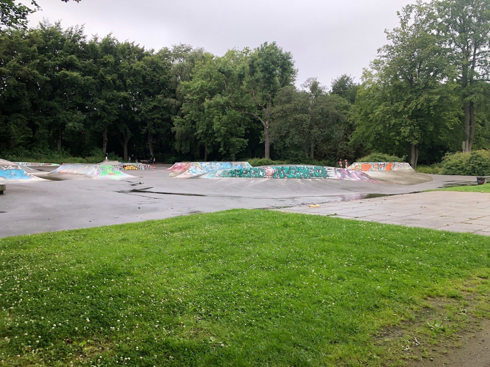 The park has a wide course with great opportunities for skates to improve their skills. Skt. Jørgens Skatepark has 3 small “bowls” which are indentations in the asphalt, which the rest of the park is made of. It has a handrail, manual pads, a eurogap, a pyramide, a bank and hips to mention a few of the obstacles you will find at this street inspired park. The mini vert (which is a bit worn) has been moved to the harbour of Odense: Odense Havn.