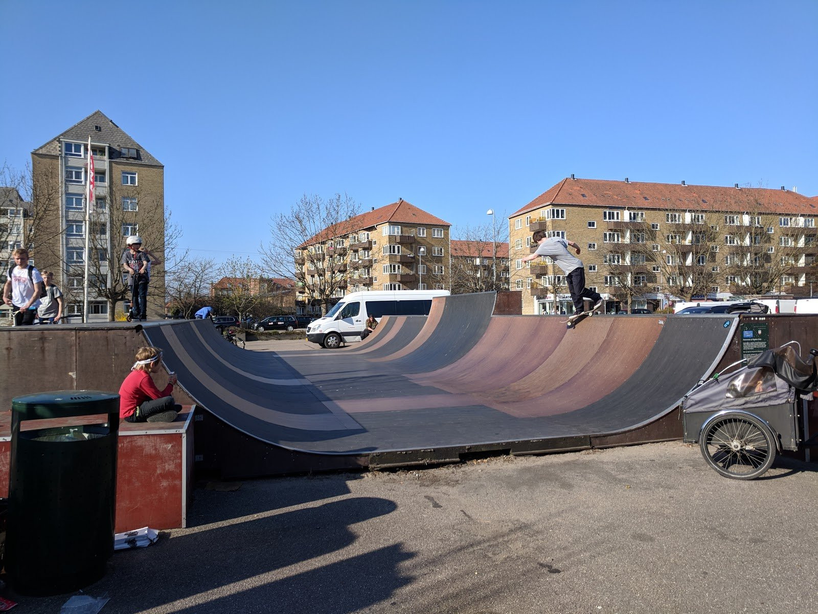 The mini vert is located on a car park close to the Domus Vista construction site. The mini vert is made of black wood with copings and height differences along the vert. The best thing about the Domus Vista mini vert is the length. You will not find a longer and better mini vert in all of Copenhagen. The vert is about 1,6 metres high and about 15 metres long. This makes the mini vert great for beginners as it is relatively small, and fun for experienced skaters as well who can combine lines along the vert. However, Domus Vistus is no more than a mini vert, and it is not worth it to spend a whole day there. It is a fun place to begin a session or to get in a short session.