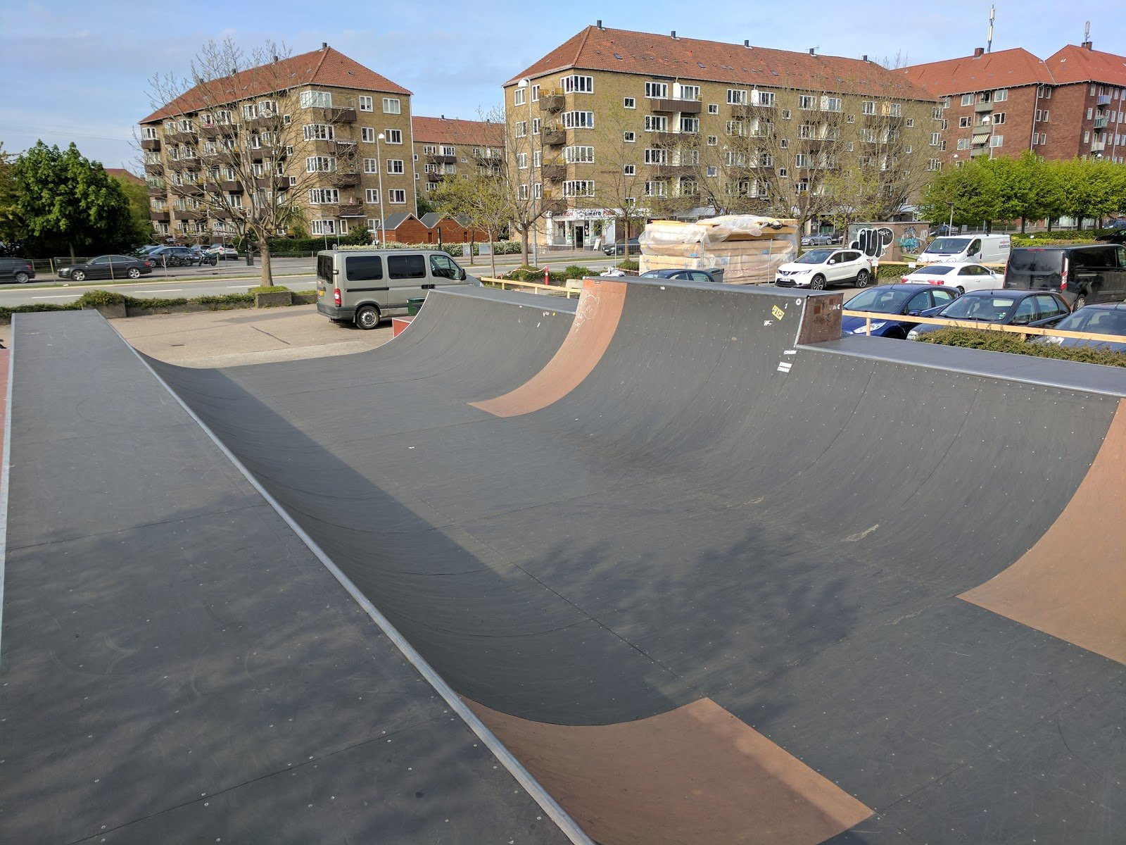 The mini vert is located on a car park close to the Domus Vista construction site. The mini vert is made of black wood with copings and height differences along the vert. The best thing about the Domus Vista mini vert is the length. You will not find a longer and better mini vert in all of Copenhagen. The vert is about 1,6 metres high and about 15 metres long. This makes the mini vert great for beginners as it is relatively small, and fun for experienced skaters as well who can combine lines along the vert. However, Domus Vistus is no more than a mini vert, and it is not worth it to spend a whole day there. It is a fun place to begin a session or to get in a short session.