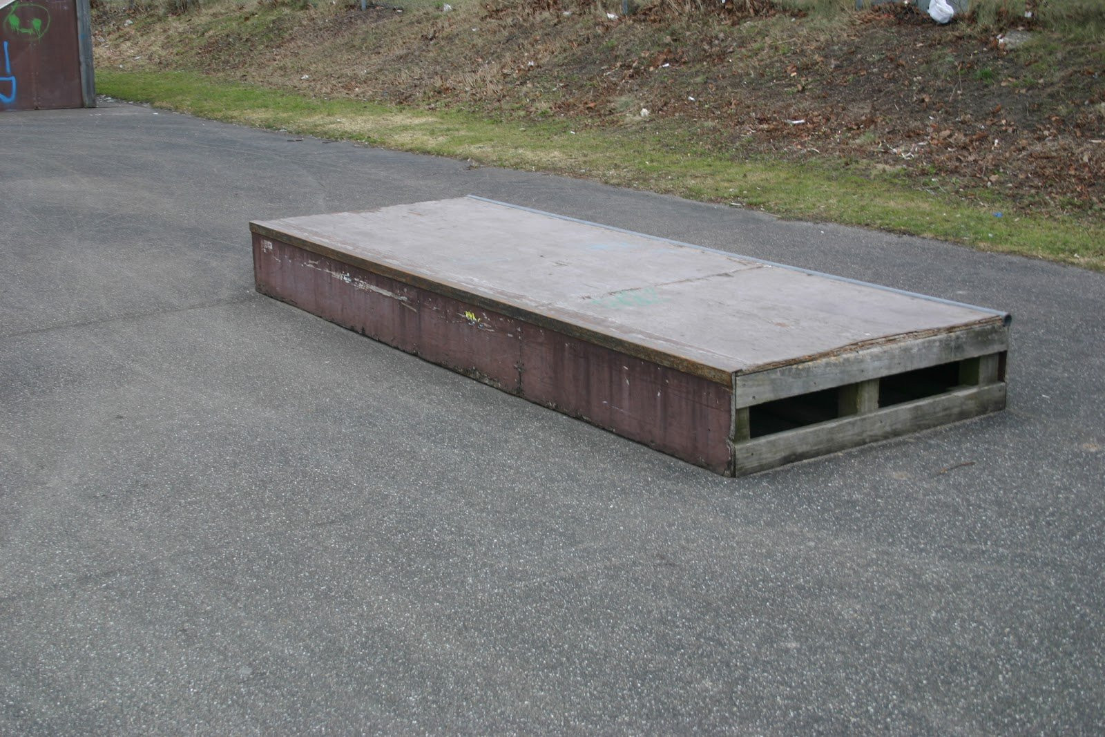 A rather large skating course with various obstacles. The park has a foundation of asphalt and there is an appropriate distance between the ramps. There is a large and a small bank, a quarter, a fun box, a pyramid and a couple of different rails. Curbs/ledges in different sizes and a movable manual pad. It is possible to buy food and beverages at a kiosk which is about 5-10 minutes away. The nearest station is Vallensbæk, which is walking distance from the park (about 15 minutes). You will have everything you need at the park, however, it does not offer many opportunities for creative lines. Therefore, park is recommended for beginners, however, more experienced skaters should not go out of their way to visit the park.