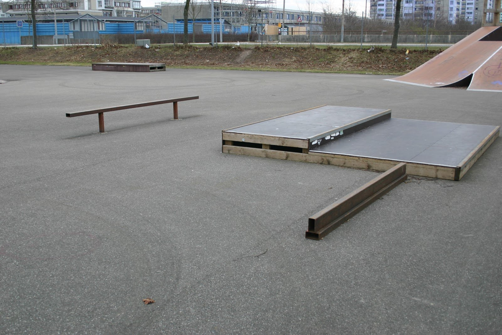 A rather large skating course with various obstacles. The park has a foundation of asphalt and there is an appropriate distance between the ramps. There is a large and a small bank, a quarter, a fun box, a pyramid and a couple of different rails. Curbs/ledges in different sizes and a movable manual pad. It is possible to buy food and beverages at a kiosk which is about 5-10 minutes away. The nearest station is Vallensbæk, which is walking distance from the park (about 15 minutes). You will have everything you need at the park, however, it does not offer many opportunities for creative lines. Therefore, park is recommended for beginners, however, more experienced skaters should not go out of their way to visit the park.