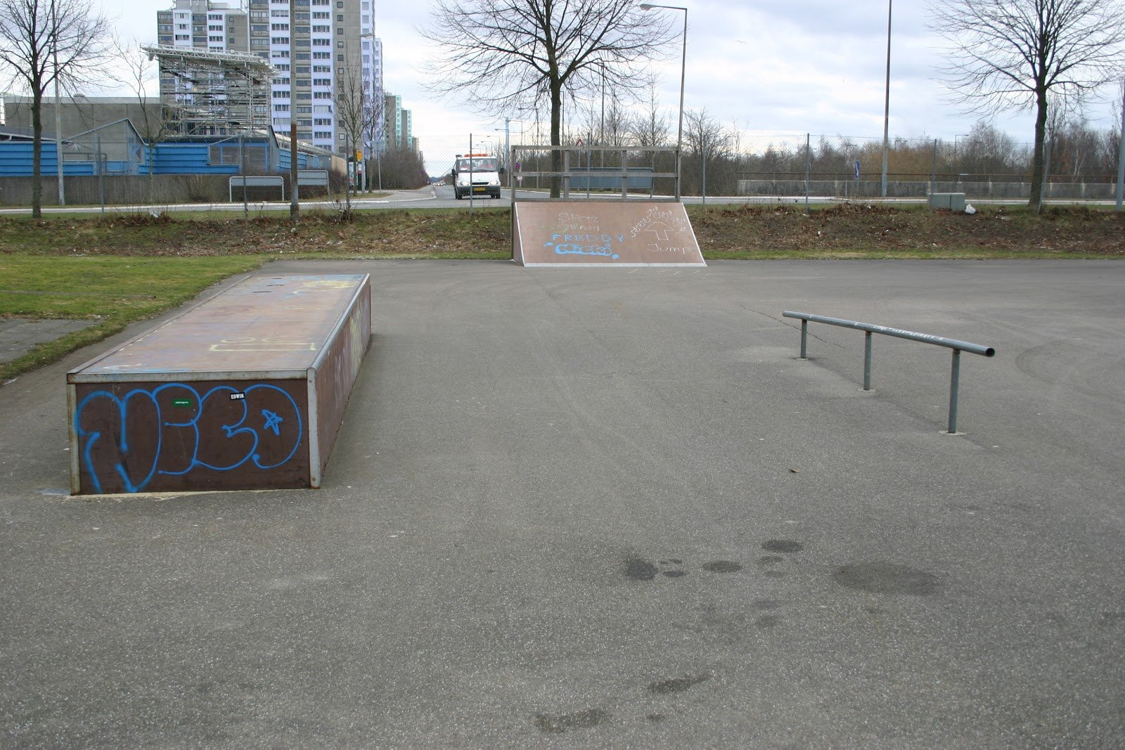 A rather large skating course with various obstacles. The park has a foundation of asphalt and there is an appropriate distance between the ramps. There is a large and a small bank, a quarter, a fun box, a pyramid and a couple of different rails. Curbs/ledges in different sizes and a movable manual pad. It is possible to buy food and beverages at a kiosk which is about 5-10 minutes away. The nearest station is Vallensbæk, which is walking distance from the park (about 15 minutes). You will have everything you need at the park, however, it does not offer many opportunities for creative lines. Therefore, park is recommended for beginners, however, more experienced skaters should not go out of their way to visit the park.