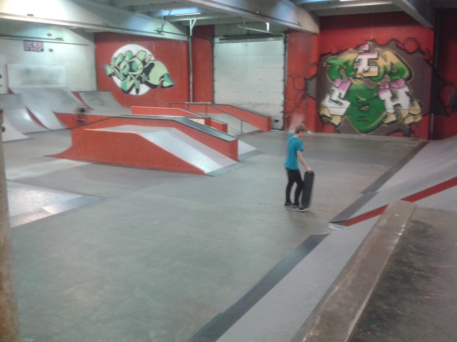 The predominant colours of this skatepark are red and grey. The indoor skatepark / skatehal, is classic and the elements are made of wood and steel. It has quarter pipes and large banks of varying sizes and levels at both ends. They help you to be creative in your lines.There are long ledges for the experienced skaters to practise the more technical grinds and there are rails, both flat bars and handrails. There is a hip and a euro gap so the opportunities to practise your spins and jumps are great. The mini vert is also made by the book. Esbjerg Skatepark is definitely worth a visit if you want to learn how to skate, to improve your skills or just enjoy a relaxed session.Esbjerg Skatepark is suitable for all skaters regardless of whether they are beginners or more experienced. The compact design where all obstacles are placed without much distance between them ensures good speed and flow. The street/vert are separated in a good way and give skaters the opportunity to be creative.Esbjerg Skatehal is administrered by esbjergrollerskate.dk. The opening hours change from week to week. You can check the opening here:https://www.google.com/calendar/embed?src=esbjergrollerskate@gmail.com&amp;ctz=Europe/CopenhagenIt is possible to buy a yearly membership for 500 DKK and a daily admission ticket for 50 DKK.