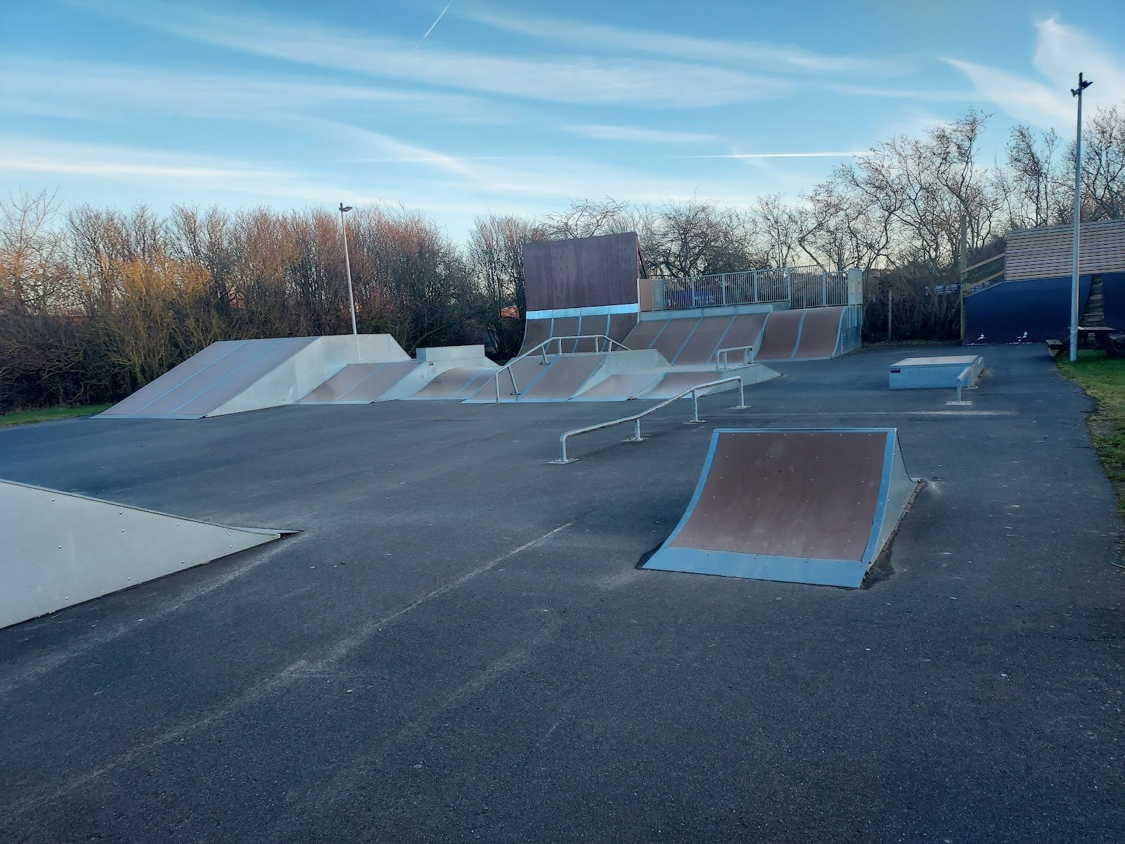 Randers skatepark has been designed according to the traditional rules when it comes to designing a skatepark. Place a quarter pipe in one end and a bank at the other end. Place obstacles in between the two, for example a pyramid box and some grind boxes and you have yourself a skatepark. Even though the park is build according to tradition, it still provides a good, solid and familiar experience for the skaters. The park has recently been renovated with new plates everywhere. The the left of the jump box is a spine. To the right you will find the fly-out box that you can see on the pictures. To the right of it you will see a good, solid fun box and to the right of that there is another fun box with an appurtenant euro gap.The park is definitely worth a visit – even if you have to travel far to get there and regardless of whether you are a beginner or a more experienced skater.&nbsp;At Randers skatepark there is also an old favourite among skaters; the mini vert. The mini vert is new and made of wood. The mini vert has a standard height of about 1.5 metres. &nbsp;