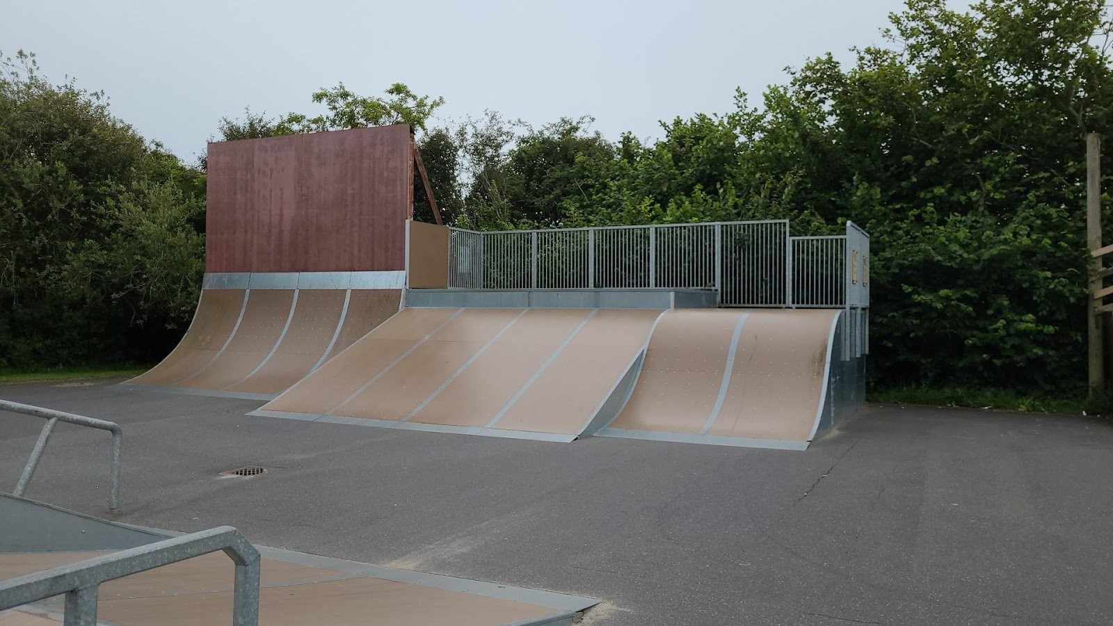 Randers skatepark has been designed according to the traditional rules when it comes to designing a skatepark. Place a quarter pipe in one end and a bank at the other end. Place obstacles in between the two, for example a pyramid box and some grind boxes and you have yourself a skatepark. Even though the park is build according to tradition, it still provides a good, solid and familiar experience for the skaters. The park has recently been renovated with new plates everywhere. The the left of the jump box is a spine. To the right you will find the fly-out box that you can see on the pictures. To the right of it you will see a good, solid fun box and to the right of that there is another fun box with an appurtenant euro gap.The park is definitely worth a visit – even if you have to travel far to get there and regardless of whether you are a beginner or a more experienced skater.&nbsp;At Randers skatepark there is also an old favourite among skaters; the mini vert. The mini vert is new and made of wood. The mini vert has a standard height of about 1.5 metres. &nbsp;