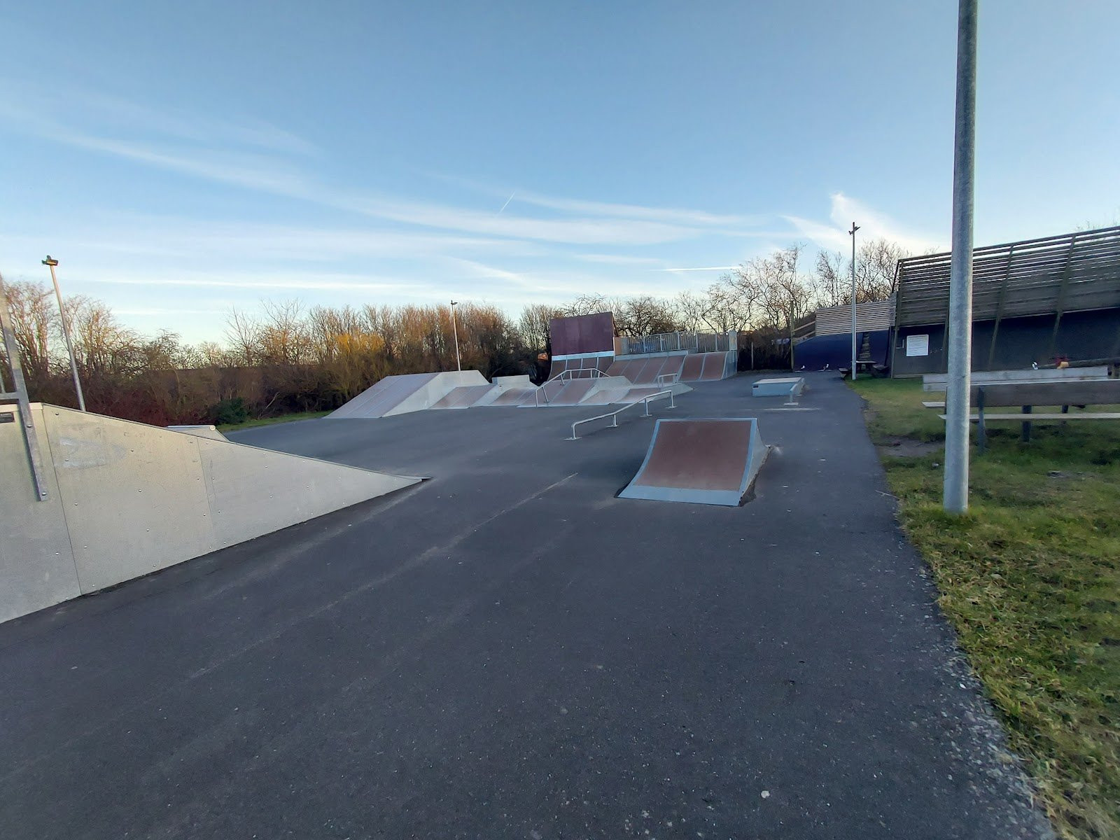 Randers skatepark has been designed according to the traditional rules when it comes to designing a skatepark. Place a quarter pipe in one end and a bank at the other end. Place obstacles in between the two, for example a pyramid box and some grind boxes and you have yourself a skatepark. Even though the park is build according to tradition, it still provides a good, solid and familiar experience for the skaters. The park has recently been renovated with new plates everywhere. The the left of the jump box is a spine. To the right you will find the fly-out box that you can see on the pictures. To the right of it you will see a good, solid fun box and to the right of that there is another fun box with an appurtenant euro gap.The park is definitely worth a visit – even if you have to travel far to get there and regardless of whether you are a beginner or a more experienced skater.&nbsp;At Randers skatepark there is also an old favourite among skaters; the mini vert. The mini vert is new and made of wood. The mini vert has a standard height of about 1.5 metres. &nbsp;