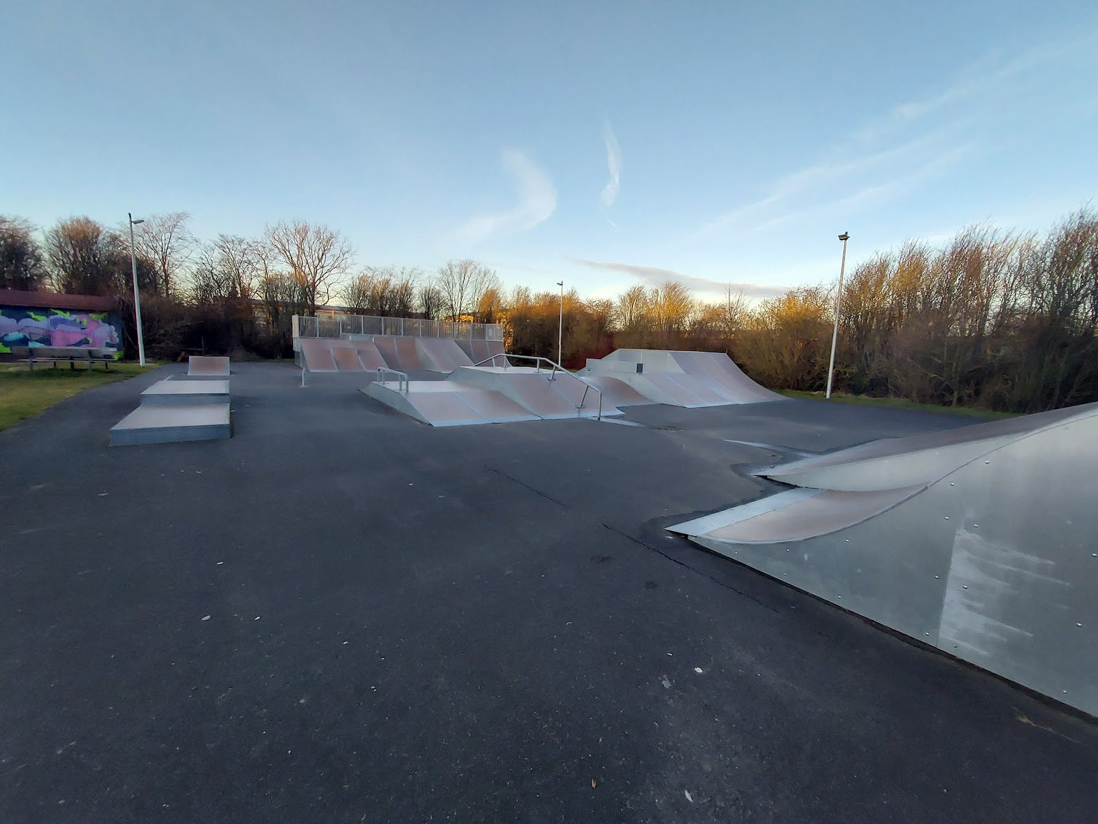 Randers skatepark has been designed according to the traditional rules when it comes to designing a skatepark. Place a quarter pipe in one end and a bank at the other end. Place obstacles in between the two, for example a pyramid box and some grind boxes and you have yourself a skatepark. Even though the park is build according to tradition, it still provides a good, solid and familiar experience for the skaters. The park has recently been renovated with new plates everywhere. The the left of the jump box is a spine. To the right you will find the fly-out box that you can see on the pictures. To the right of it you will see a good, solid fun box and to the right of that there is another fun box with an appurtenant euro gap.The park is definitely worth a visit – even if you have to travel far to get there and regardless of whether you are a beginner or a more experienced skater.&nbsp;At Randers skatepark there is also an old favourite among skaters; the mini vert. The mini vert is new and made of wood. The mini vert has a standard height of about 1.5 metres. &nbsp;