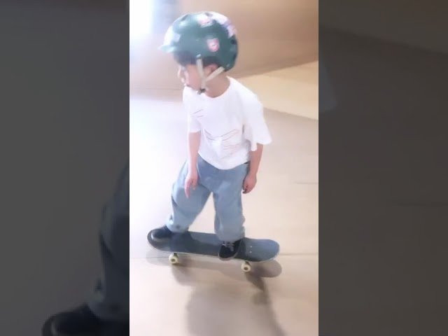 🐐 @greenmushh 🐐<br /><br />The #eS_Accel_Slim is available now in sizes from 3.5 - 14 on www.esskateboarding.com and the best skate shops worldwide 👟<br /><br />#skateboarding #sneakers #greenmushh 🐐<br /><br />------------------------------------------------------<br />Shop éS footwear and apparel<br />https://esskateboarding.com/<br /><br />Subscribe to our YouTube channel:<br />https://www.youtube.com/user/esskateboarding?sub_confirmation=1<br /><br />We command you follow the Lords and Masters on all social media!<br />Facebook: https://www.facebook.com/esskateboarding<br />Instagram: https://www.instagram.com/esskateboarding/