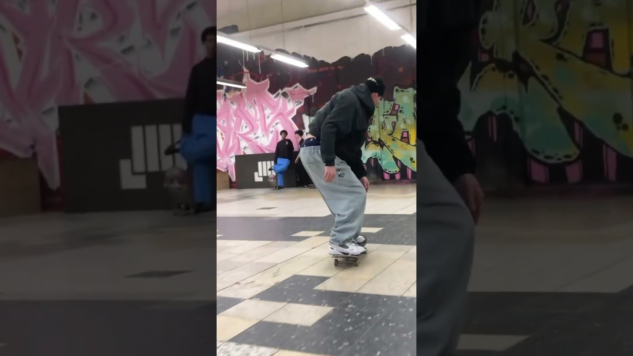 👟 @damiandx_ kick flip back smith in the White/Blue Muska 👟<br /><br />@themuska is available now on esskateboarding.com and your local skate shop.<br /><br />#eSskateboarding #ThankYouSkateboarding #sneakers #sneaker #eS_MUSKA<br /><br />------------------------------------------------------<br />Shop éS footwear and apparel<br />https://esskateboarding.com/<br /><br />Subscribe to our YouTube channel:<br />https://www.youtube.com/user/esskateboarding?sub_confirmation=1<br /><br />We command you follow the Lords and Masters on all social media!<br />Facebook: https://www.facebook.com/esskateboarding<br />Instagram: https://www.instagram.com/esskateboarding/