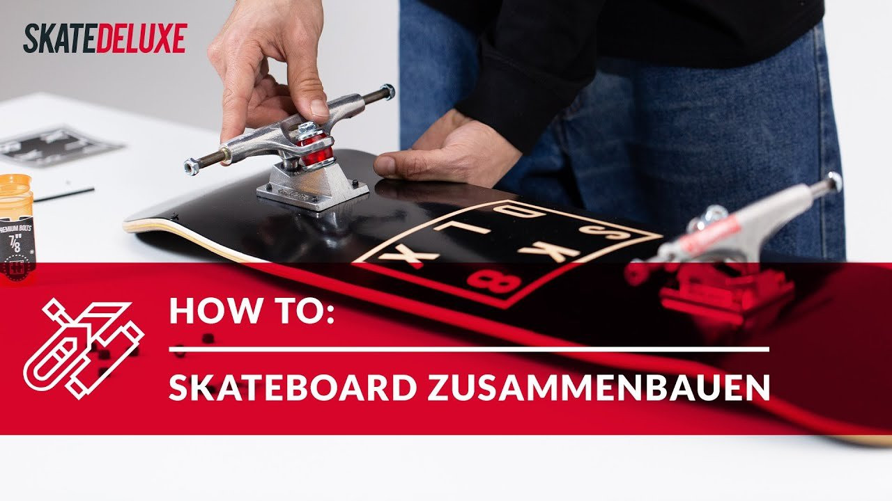 So baust du in wenigen Schritten dein Skateboard zusammen. Check unsere Step-by-Step Anleitung für weitere Infos:<br /><br />https://www.skatedeluxe.com/blog/de/wiki/skateboarding/skateboard-montage-anleitung/<br /><br />Du brauchst Hilfe beim Skateboard zusammenbauen oder suchst einfach ein paar Tipps zur Montage von Skateboard Achsen oder Rollen? Mit dem richtigen Know-How ist die Skateboard Montage super easy. In diesem Tutorial erklären wir dir, wie du dein Skateboard schnell und einfach zusammenschraubst, was du sonst noch brauchst und was es zu beachten gibt.<br /><br />Mit unserer Skateboard Montageanleitung lernst du, wie du Griptape richtig aufklebst, wie du Kugellager am leichtesten in die Rollen bekommst, oder wie du an deinem Skateboard die Lenkung einstellst. Außerdem erfährst du, wie du breite Decks mit schmaleren Griptapes begrippst und wie du Deck Rails richtig montierst. Alles was du brauchst sind deine Hardgoods und ein paar Hilfsmittel, wie z.B. ein Skate-Tool.<br /><br />Übrigens: Wenn du nur dein Deck wechseln oder dein Skateboard auseinanderschrauben willst, kannst du die folgenden Schritte einfach in umgekehrter Reihenfolge abarbeiten.<br /><br />///////<br /><br />HOW TO: SKATEBOARD MONTIEREN<br /><br />00:00 Was du brauchst<br />00:49 Griptape aufziehen<br />01:39 — Skateboard Griptape aufkleben<br />02:26 — Griptape auf breite Skateboards aufziehen<br />03:00 — Griptape feilen<br />03:18 — Griptape schneiden<br />04:22 Skateboard Achsen montieren<br />05:01 — Shockpads / Riserpads anbringen (Optional)<br />05:29 Kugellager in Rollen einsetzen<br />06:26 Skateboard Rollen festschrauben<br />06:46 Deck Rails anschrauben (Optional)<br />07:08 Skateboard Achsen einstellen (Optional)<br /><br />///////<br /><br />ALLES WAS DU ZUR SKATEBOARD MONTAGE BRAUCHST:<br /><br />Skateboard Werkzeug:<br />​https://www.skatedeluxe.com/de/skateboard-werkzeug<br /><br />Griptape für breite Decks:<br />​https://www.skatedeluxe.com/de/skateboard-griptape?eav=993%2C994<br /><br />Skateboard Decks, Rollen & Co. findest du hier:<br />https://www.skatedeluxe.com/de/skateboards<br /><br />///////<br /><br />skatedeluxe Skateshop: ​https://www.skatedeluxe.com/<br /><br />Instagram: ​https://www.skatedeluxe.com/instagram<br />Facebook: ​https://www.skatedeluxe.com/facebook<br />Twitter: ​https://www.skatedeluxe.com/twitter
