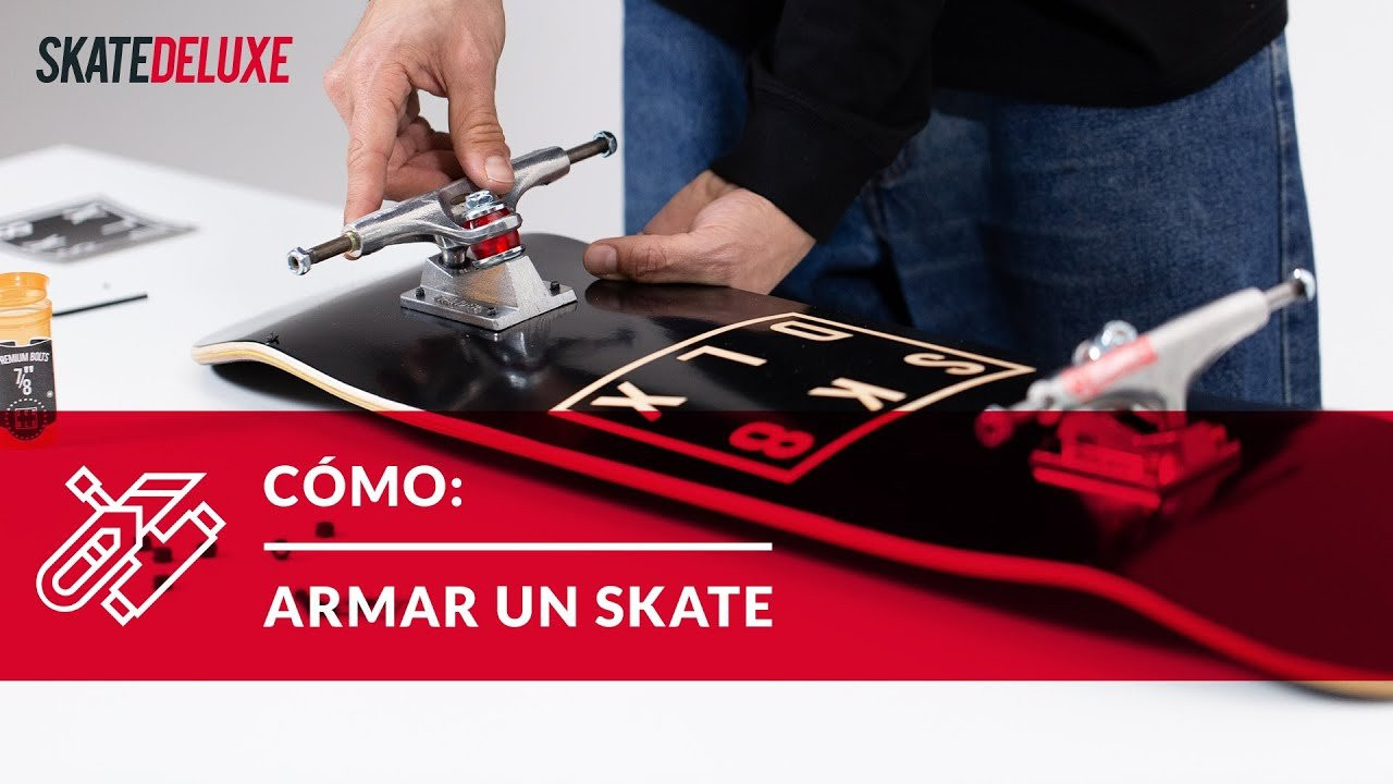 A continuación, te indicamos cómo armar tu skate en unos pocos pasos. Consulta nuestra guía paso a paso para obtener más información:<br /><br />https://www.skatedeluxe.com/es/instrucciones-montaje-skate<br /><br />¿Necesitas ayuda para montar tu skate o simplemente estás buscando algunos consejos sobre cómo montar ruedas o ejes de skate? Con los conocimientos técnicos adecuados, el montaje del skate es muy fácil. En este tutorial te explicamos cómo montar tu patín de forma rápida y sencilla, qué más necesitas y qué hay que tener en cuenta.<br /><br />Con nuestras instrucciones de montaje de skate, aprenderás a colocar correctamente la lija, a poner los rodamientos en las ruedas de la forma más sencilla o a ajustar el giro de tu patín. También aprenderás a poner la lija a tablas anchas con una lija más estrecha y a colocar correctamente los rails en la tabla. Todo lo que necesitas es el material duro y algunas herramientas, como una herramienta de skate.<br /><br />Por cierto: si solo quieres cambiar la tabla o desarmar tu skate, simplemente puedes seguir los siguientes pasos en orden inverso.<br /><br />///////<br /><br />CÓMO: ARMAR UN SKATE<br /><br />00:00 Lo que necesitas<br />00:49 Poner la lija a la tabla<br />01:39 — Pegar la lija de skate<br />02:26 — Poner la lija a tablas anchas <br />03:01 — Limar la lija <br />03:18 — Cortar la lija<br />04:22 Montar los ejes de skate<br />05:03 — Poner shock pads / riser pads - elevadores (opcional)<br />05:29 Poner los rodamientos en las ruedas<br />06:26 Montar las ruedas de skate<br />06:46 Colocar los rails de la tabla (opcional)<br />07:08 Ajustar los ejes de skate (opcional)<br /><br />///////<br /><br />TODO LO QUE NECESITAS PARA MONTAR UN SKATE:<br /><br />Herramientas de skate:<br />​https://www.skatedeluxe.com/es/skateboard-herramientas<br /><br />Lija para tablas anchas<br />​https://www.skatedeluxe.com/es/lija-skateboard?eav=993%2C994<br /><br />Encuentra tablas de skate, ruedas y más aquí:<br />​https://www.skatedeluxe.com/es/skateboards<br /><br />///////<br /><br />skatedeluxe skate shop: ​https://www.skatedeluxe.com/<br /><br />Instagram: ​https://www.skatedeluxe.com/instagram<br />Facebook: ​https://www.skatedeluxe.com/facebook<br />Twitter: ​https://www.skatedeluxe.com/twitter