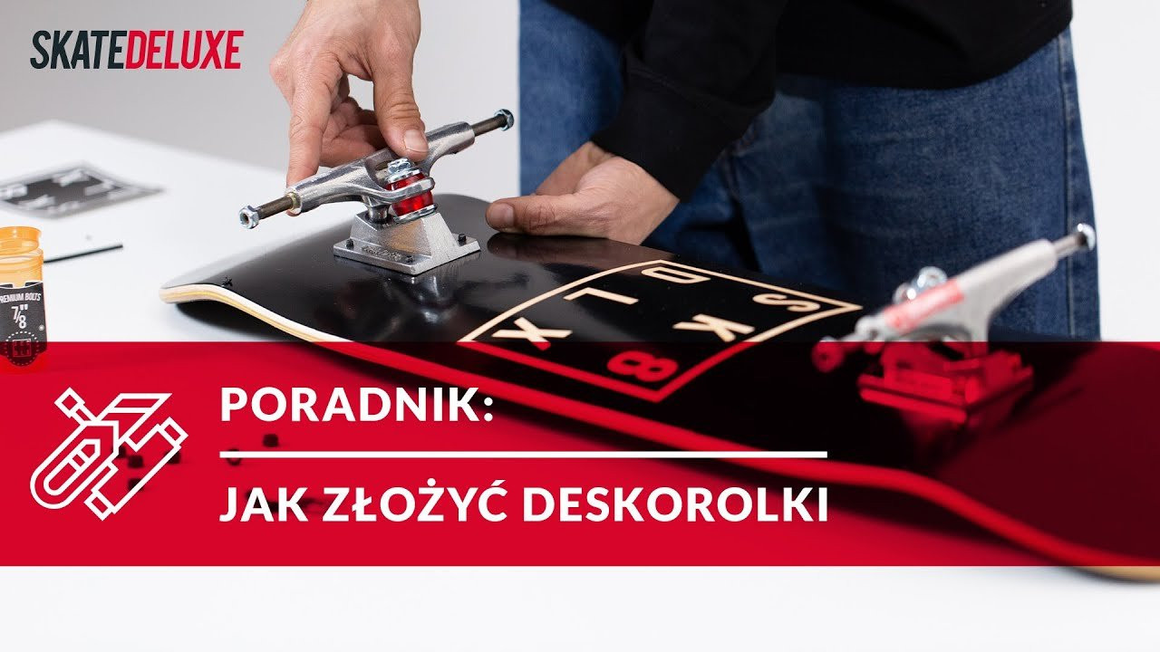 Oto jak złożyć deskorolkę w zaledwie kilku krokach. Więcej informacji znajdziesz w naszym przewodniku krok po kroku:<br /><br />https://www.skatedeluxe.com/pl/instrukcja-montazu-deskorolki<br /><br />Potrzebujesz pomocy przy ustawianiu deskorolki lub po prostu szukasz wskazówek dotyczących montażu trucków lub kółek do deskorolki? Dzięki kilku wskazówkom montaż deskorolki jest super łatwy. W tym filmie wyjaśniamy, jak szybko i łatwo złożyć deskorolkę, czego jeszcze potrzebujesz i co należy wziąć pod uwagę.<br /><br />Dzięki naszej instrukcji montażu deskorolki dowiesz się, jak prawidłowo zamocować griptape, jak najłatwiej założyć łożyska do kółek lub jak wyregulować sterowność deskorolki. Dowiesz się również, jak założyć griptape na szerszą deskę używając węższego papieru griptape i jak prawidłowo zamontować raile na deskę. Wszystko, czego potrzebujesz, to sprzęt i kilka narzędzi, takich jak skatetoola.<br /><br />Jeśli chcesz tylko zmienić swoją blat lub rozebrać deskorolkę, możesz po prostu wykonać kolejne kroki w odwrotnej kolejności.<br /><br />//////<br /><br />PORADNIK: JAK ZŁOŻYĆ DESKOROLKĘ<br /><br />00:00 Co będzie Ci potrzebne<br />00:49 Naklejać papier griptape<br />01:39 — Nakładać papier griptape<br />02:27 — Naklejać papier griptape na szerszej desce <br />02:56 — Piłować papier griptape<br />03:19 — Odcinać papier griptape<br />04:24 Montować trucki do deskorolki<br />05:01 — Montować amortyzatory / podkładki (opcjonalny)<br />05:29 Wkładać łożyska do kółek<br />06:27 Zamocować kółka do deskorolki<br />06:48 Zamontować raile na deskę (opcjonalny)<br />07:10 Dostosować trucki do deskorolki (opcjonalny)<br /><br />///////<br /><br />WSZYSTKO, CZEGO POTRZEBUJESZ DO SKŁADANIA DESKOROLKI:<br /><br />Skate toola:<br />​https://www.skatedeluxe.com/pl/narzedzia-deskorolkowe<br /><br />Griptape do szerokich desek:<br />​https://www.skatedeluxe.com/pl/papier-grip-deskorolki?eav=993%2C994<br /><br />Tutaj znajdziesz blaty do deskorolki, kółka i nie tylko:<br />​https://www.skatedeluxe.com/pl/deskorolki<br /><br />///////<br /><br />skatedeluxe skateshop: ​https://www.skatedeluxe.com/<br /><br />Instagram: ​https://www.skatedeluxe.com/instagram<br />Facebook: ​https://www.skatedeluxe.com/facebook<br />Twitter: ​https://www.skatedeluxe.com/twitter