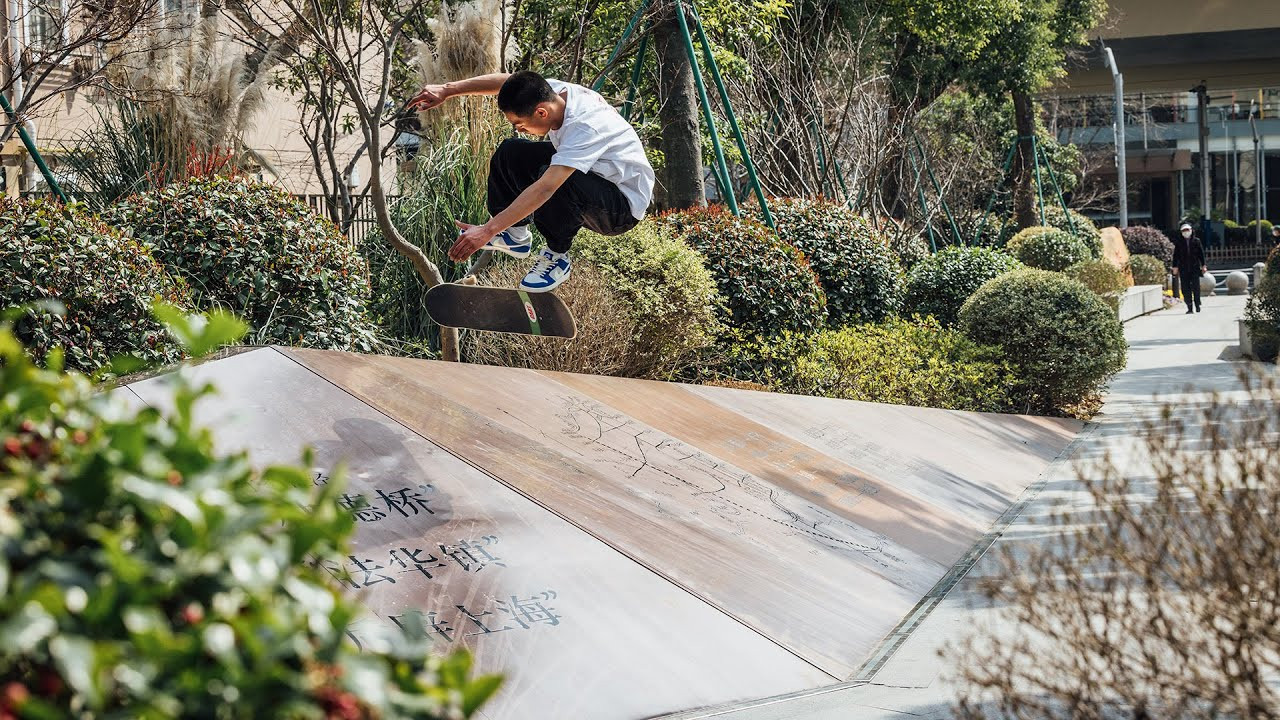 The SB Dunk Low Fly Streetwear blooms with nostalgia and promise with a local perennial taking center stage. With colors, art, and details inspired by the gardenia flowers sold by street vendors, the SB Dunk Low Fly Streetwear boasts ornate details throughout its design, including embroidered art, custom insoles adorned with Chinese calligraphy, and a reimagined Swoosh, emulating the fragrant gardenia bundles central to its story.<br /><br />The SB Dunk Low Fly Streetwear is available Thursday, March 23 in select skate shops and Saturday, March 25 in SNKRS.<br /><br />Learn more: https://www.nikesb.com/the-vault/striped-box-era/fly-streetwear<br />Get Notified: https://www.nike.com/launch/t/nike-sb-dunk-low-fly-streetwear-gardenia<br /><br />More from Nike Skateboarding<br />Official website: https://www.nikesb.com/<br />Instagram: https://www.instagram.com/nikesb <br />Twitter: https://twitter.com/nikesb