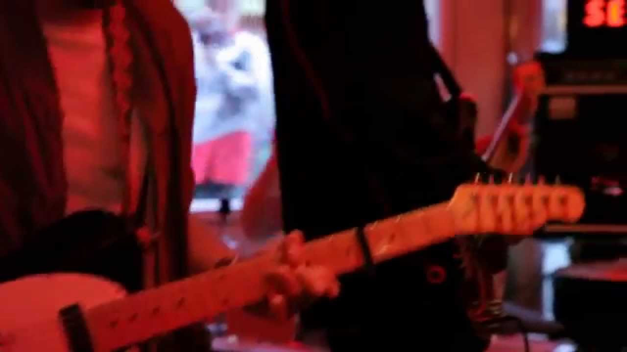 Mesmerising Dream Pop from Dutch 4-piece 'Mountain States' during their set at the tiny Red Light Radio studio in Amsterdam.