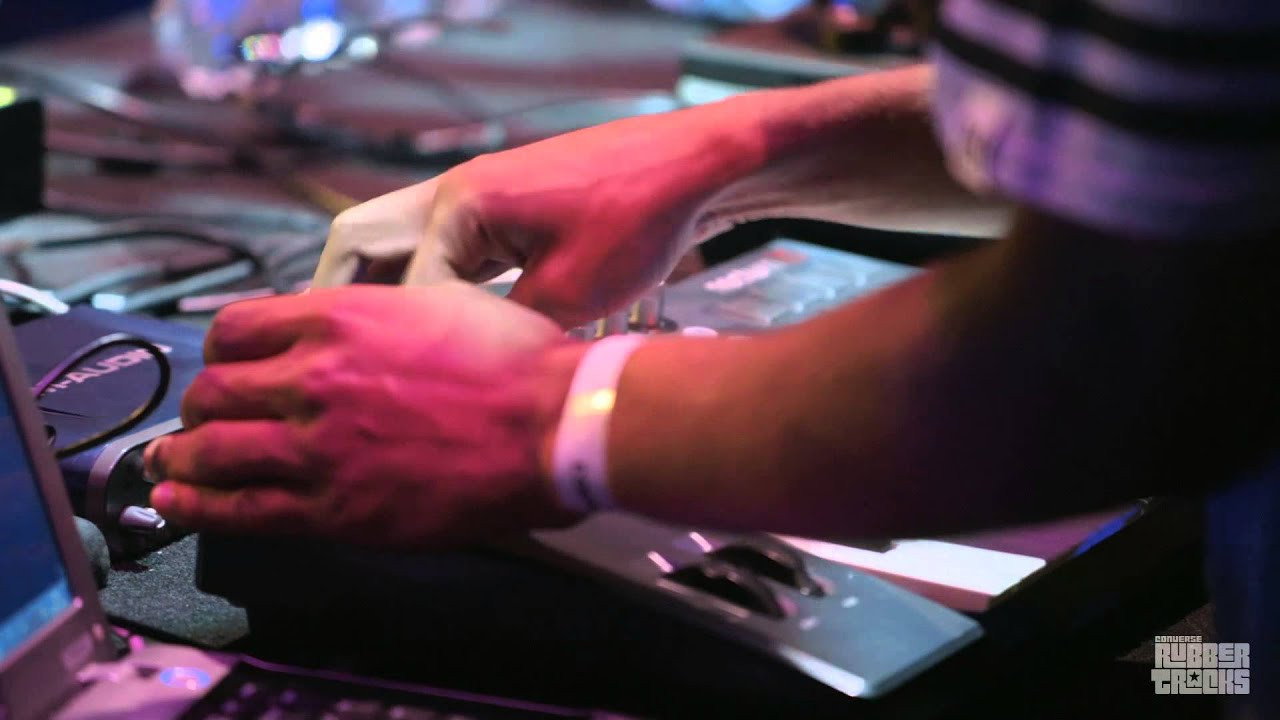 São Paulo's hometown rapper Nego E delivered a hypnotic performance before Busta Rhymes on night 3 of Converse Rubber Tracks Brasil. <br /><br />For more on Converse Rubber Tracks:<br />http://www.converse.com/rubbertracks<br /><br />For more on Nego E visit:<br />http://negoe.tumblr.com/<br />https://www.facebook.com/NegoE.SP<br />https://twitter.com/Nego_E<br />http://www.soundcloud.com/Nego_E<br /><br />Venue: Cine Joia