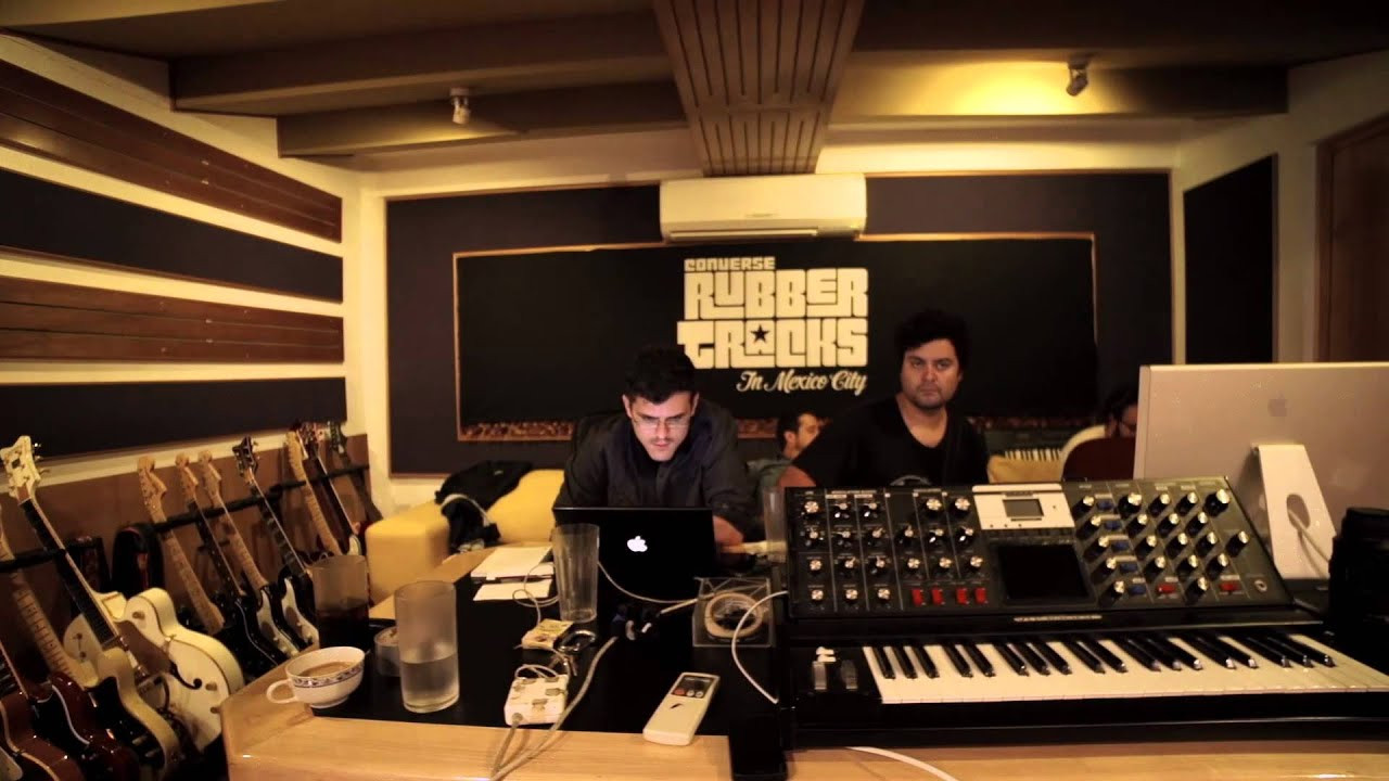 The single "Desorden" by The Oaths is our next "Track of the Week" feature from Converse Rubber Tracks Mexico City. The band typically produced their own music, but having the input of a Rubber Tracks engineer helped them incorporate new ideas into their recording process.<br /> <br />For more on The Oaths visit:<br />https://www.facebook.com/theoaths<br />http://theoaths.bandcamp.com<br /> <br />For more on Converse Rubber Tracks, check out:<br />www.converse.com/rubbertracks