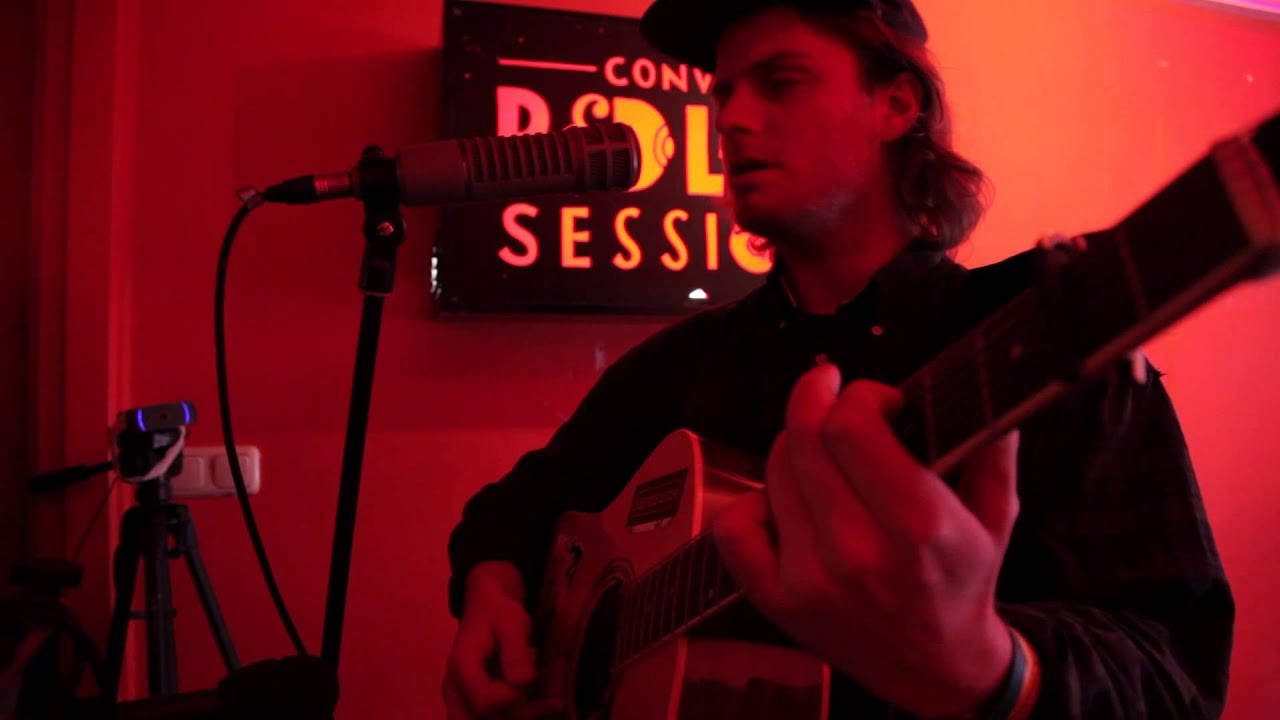 Mac De Marco was a much anticipated visitor to the Red Light Radio studio, playing a unique acoustic set to a crowd spilling out of the door. Here's his Converse Red Light Session 'Treat Her Better'. 