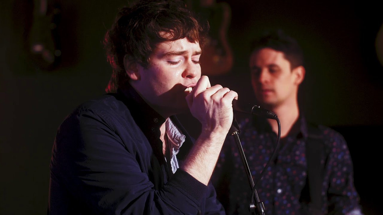 Los Angeles trio TWIN XL performs ‘FRIENDS’ from their debut EP, How To Talk To Strangers, live at Hurley Recordings. <br /><br />Check them out on tour with Jukebox the Ghost and The Mowgli’s in March 2019.<br /><br />Find Dates and Tickets here: https://twinxl.band/<br /><br />Connect with TWIN XL:<br />https://instagram.com/wearetwinxl<br />https://twitter.com/wearetwinxl<br />https://www.facebook.com/wearetwinxl/<br />https://spoti.fi/2EynibL<br />https://apple.co/2U9dKcL<br /> <br />Stream TWIN XL’s Debut EP “How To Talk To Strangers”:<br />https://fanlink.to/TWINXLHowToTalkToS...<br /><br />#twinxl #hurley