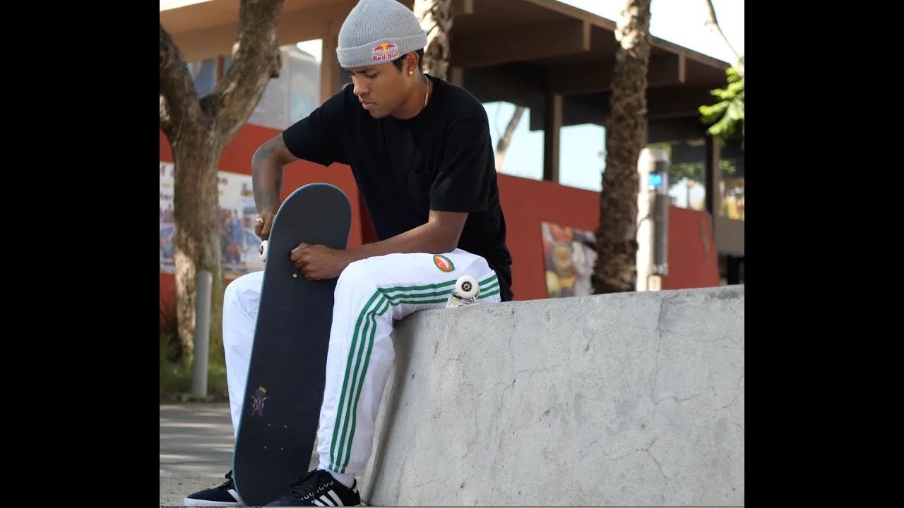Grizzly Fall 2017 griptape includes a new Biggie Bear inspired Pro Griptape for Felipe Gustavo. Felipe went out to the OG Spot at USC in Los Angeles CA and set up a fresh sheet. Check out our latest Grizzly Fall 17 Commercial. <br />Direct Link to Product Here : https://grizzlygriptape.com/collections/griptape/products/felipe-gustavo-biggie-griptape<br />Filmed by : Dan Abadi<br />FOLLOW US<br />SNAPCHAT - @GrizzlyGriptape<br />INSTAGRAM - @GrizzlyGriptape<br />TWITTER - @GrizzlyGriptape<br />FACEBOOK - Facebook.com/grizzlygriptape