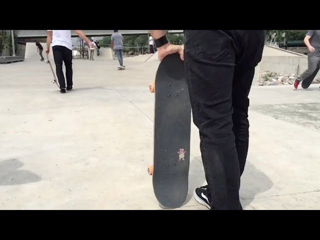 Chris Cole took a weekend trip to Chicago for SLS. While in town he took cruise through the Windy City and hit some local spots. Check out these few clips. <br />Chris Cole Signature Griptape is available now on GrizzlyGriptape.com<br />Filmed by : Dan Abadi<br />FOLLOW US<br />SNAPCHAT - @GrizzlyGriptape<br />INSTAGRAM - @GrizzlyGriptape<br />TWITTER - @GrizzlyGriptape<br />FACEBOOK - Facebook.com/grizzlygriptape