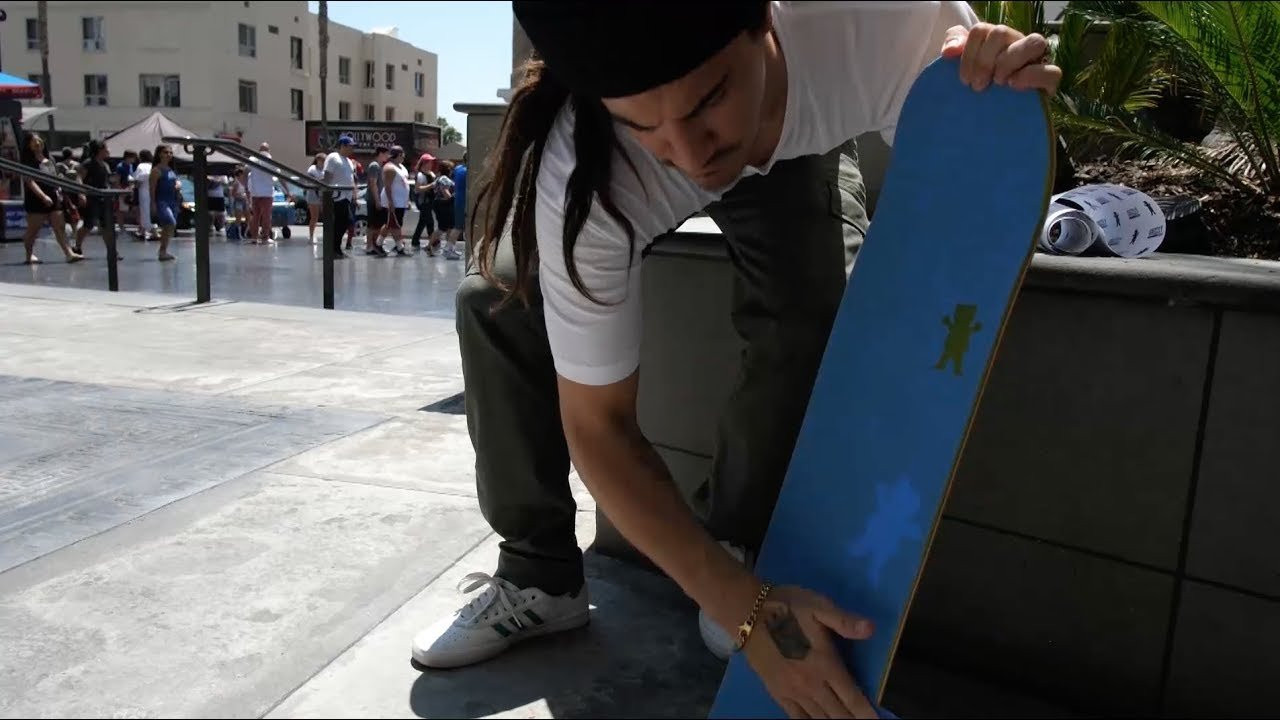 Fall 17 hard goods include new color ways of our clear griptape. Check out Team Manager Bryson Pham set up a fresh board with blue clear griptape and take a cruise through Hollywood. <br />Direct link : https://www.grizzlygriptape.com/colle...<br />Filmed by : Dan Abadi<br />FOLLOW US<br />SNAPCHAT - @GrizzlyGriptape<br />INSTAGRAM - @GrizzlyGriptape<br />TWITTER - @GrizzlyGriptape<br />FACEBOOK - Facebook.com/grizzlygriptape