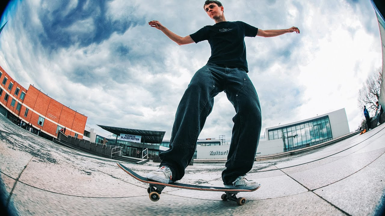 #skateboarding #skateboardingisfun #skatechallenge <br /><br />Another Saturday, another skate challenge! 🔥<br />This time, it’s all about the Ultimate Longest Manual Challenge.<br />The crew linked up at Neue Nationalgalerie in Berlin for a quick warm-up skate session before heading over to the Kulturforum — a perfect downhill street spot for a manual battle. <br />Winter left some rough little stones behind, but Gino jumped in to sweep them clean (because nobody wants a wheelbite mid-manual!).<br />So... who rolled the furthest in this epic skateboarding challenge?<br />Watch the full video to find out — and catch all the street skating action from Berlin! <br /><br />Skaters:<br />Isidor: https://www.instagram.com/easy__door36<br />Konrad: https://www.instagram.com/corny_sb<br />Gino: https://www.instagram.com/lambor.gino<br />Deo: https://www.instagram.com/deolegotoy<br />Luis: https://www.instagram.com/bluebeanie_officiall<br /><br />✅ Sub To The Channel For More Videos: https://youtube.com/doseskateboarding<br /><br />👉 Visit: http://doseskateboarding.com<br />👉 Follow: http://instagram.com/doseskateboarding/<br />👉 Twitter: https://twitter.com/doseskate<br />👉 TIKTOK https://www.tiktok.com/@doseskateboarding<br /><br />Video filmed by <br />Brit: https://instagram.com/britthekid <br />Isidor: https://www.instagram.com/easy__door36<br />Konrad: https://www.instagram.com/corny_sb<br />Deo: https://www.instagram.com/deolegotoy<br />Edited by Brit https://instagram.com/britthekid <br /><br />Subscribe to DOSE for more skate life videos.<br />For news about skateboarding every day, check out https://doseskateboarding.com/