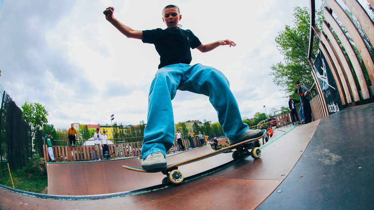 #skateboarding #skate #minirampgoerlitzerpark #skateboardvibes <br />Sub To The Channel For More Videos: https://youtube.com/doseskateboarding<br /><br />For this week's video, we linked up with Berlin’s legendary skate shop Search and Destroy for an Easter Mini Ramp Session at Mini Ramp Görlitzer Park.<br /><br />The session went down at “Bernd’s Eck” – a mini ramp tucked inside a local community center and part of a bigger initiative to support skateboarding in the area. The ramp was officially opened last year, thanks to the hard work of @sport365community, IRIEDAILY, Nike SB, GSJ, the Berlin Senate, and a bunch of helping hands. The project, driven by Farid Ulrich, aimed to create a dedicated spot in the heart of Görli for skaters to come together and push their limits.<br /><br />The crew came through with some heavy mini ramp tricks, and we even had a surprise appearance from Willi the Easter Bunny. 🐰<br /><br />Hit play on the Mini Ramp Görlitzer Park video above to catch all the good vibes and gnarly clips. And don’t forget to subscribe – new episodes drop every Saturday at 17:00 CET.<br /><br />Shop your gear at Search and Destroy: https://www.instagram.com/searchanddestroyberlin<br /><br />Skaters:<br />Gino: https://www.instagram.com/lambor.gino<br />Deo: https://www.instagram.com/deolegotoy<br />Willi: https://www.instagram.com/wuerziger_willi/<br />Gabi: https://www.instagram.com/gabixkahl/<br />Matthies: https://www.instagram.com/030matthies<br /><br />✅ Sub To The Channel For More Videos: https://youtube.com/doseskateboarding<br /><br />👉 Visit: http://doseskateboarding.com<br />👉 Follow: http://instagram.com/doseskateboarding/<br />👉 Twitter: https://twitter.com/doseskate<br />👉 TIKTOK https://www.tiktok.com/@doseskateboarding<br /><br />Video filmed by <br />Brit: https://instagram.com/britthekid <br />Gino: https://www.instagram.com/lambor.gino<br />Deo: https://www.instagram.com/deolegotoy<br />Matthies: https://www.instagram.com/030matthies<br />Edited by Brit https://instagram.com/britthekid <br /><br />Subscribe to DOSE for more skate life videos.<br />For news about skateboarding every day, check out https://doseskateboarding.com/