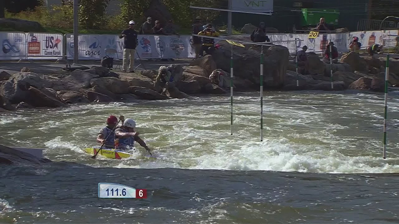 Eichfeld and McEwan negotiate Gate 19 at the 2014 Slalom World Championships