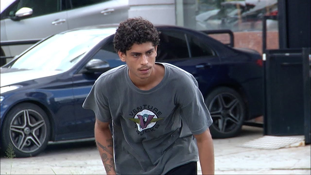 Duas de Arthur Ribeiro com o novo Converse Rebound Cinza e Preto. Garanta o seu nas skateshops parceiras.<br /><br />Filmado e editado por Guilherme Guimarães<br />Trilha Sonora por Marcelo JP