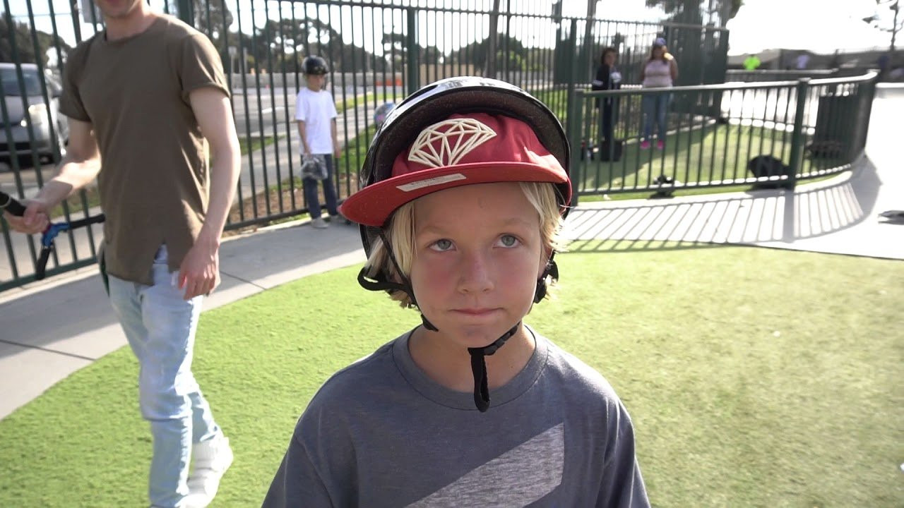 Diamond Supply Co. teamed up with The Hood Santa once again this year to hit the streets of Los Angeles and give away gift to the less fortunate. Happy Holidays all!