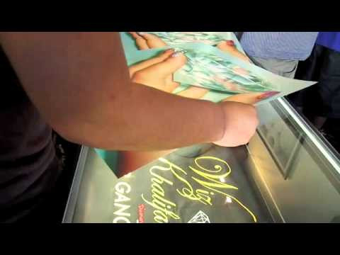 Last week before the Rock The Bells Tour Wiz Khalifa and the Taylor Gang team up with Diamond Supply Co. and did a shirt and hat collab! They came out with an exclusive t-shirt and hat that flipped the PGH Pirate "P" upside down to rep Diamond! There was a crazy line out the door and the cats from Diamond said the the shirt and hat have been sold out. But if you're looking check out diamondsupplyco.com