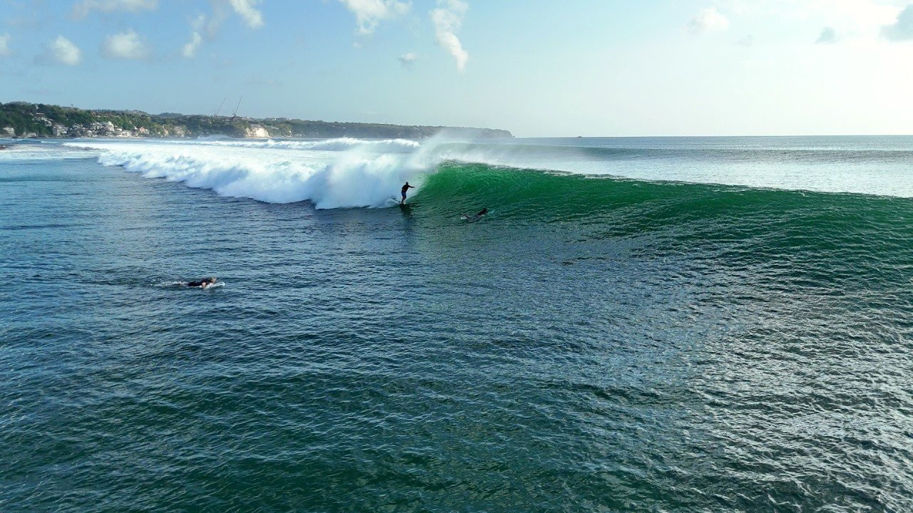 We had a nice run of swell a few days ago, and Balangan was looking very enticing on the super-low tide. Getting in and out of the water was definitely a little sketchy though, as you can see from the footage at 1:28. <br /><br />If you like the content, please subscribe to the channel here: http://bit.ly/2NPrV5H<br /><br />IF YOU WANT TO CREATE SURF VIDEOS LIKE THIS CHECK OUT THE GEAR WE USE FROM AMAZON: <br /><br />Our camera: https://amzn.to/3XHjiMe <br />Our drone: https://amzn.to/3HauKJg <br />Our main lens: https://amzn.to/3Jo9qCU <br />Our other lens: https://amzn.to/3Ji9XWW <br />Our main tripod: https://amzn.to/3Y6yUZG <br />Our second tripod: https://amzn.to/3Hh9EsJ <br />Our second tripod head: https://amzn.to/3WPpsbQ <br />Our camera bag: https://amzn.to/3HdvTzH <br />The laptop we edit on: https://amzn.to/3Hdwb9L <br />Our external hard drive: https://amzn.to/3Y2lJc0 <br /><br />_____________________________<br /><br />Social media accounts:<br />Instagram: https://www.instagram.com/global.zoo.co/?hl=en<br />Facebook: https://www.facebook.com/Global.Zoo.Co<br /><br />_____________________________<br /><br />DISCLAIMER <br />Some of the links above are affiliate links, where I earn a small commission if you click on the link and purchase an item. You are not obligated to do so, but it does help fund these videos in hopes of bringing value to you! <br /><br />#Surfing #Indonesia #Bali #Balangan #Uluwatu