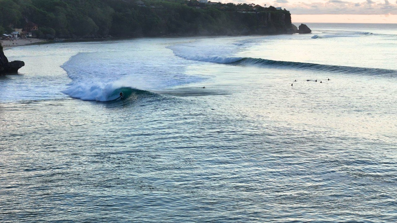 Please watch in 4k for best viewing experience.<br /><br />An extremely uncrowded session went down at Padang Padang during the first proper swell of 2024. The swell arrived a bit early, catching a few people out and cutting down the usual numbers dramatically. It was far from a classic afternoon out there, but still lucky to get it working so early in the season. <br /><br />If you like the content, please subscribe to the channel here: http://bit.ly/2NPrV5H<br /><br />IF YOU WANT TO CREATE SURF VIDEOS LIKE THIS CHECK OUT THE GEAR WE USE FROM AMAZON: <br /><br />Our camera: https://amzn.to/3XHjiMe <br />Our drone: https://amzn.to/3HauKJg <br />Our main lens: https://amzn.to/3Jo9qCU <br />Our other lens: https://amzn.to/3Ji9XWW <br />Our main tripod: https://amzn.to/3Y6yUZG <br />Our second tripod: https://amzn.to/3Hh9EsJ <br />Our second tripod head: https://amzn.to/3WPpsbQ <br />Our camera bag: https://amzn.to/3HdvTzH <br />The laptop we edit on: https://amzn.to/3Hdwb9L <br />Our external hard drive: https://amzn.to/3Y2lJc0 <br /><br />_____________________________<br /><br />Social media accounts:<br />Instagram: https://www.instagram.com/global.zoo.co/?hl=en<br />Facebook: https://www.facebook.com/Global.Zoo.Co<br /><br />_____________________________<br /><br />DISCLAIMER <br />Some of the links above are affiliate links, where I earn a small commission if you click on the link and purchase an item. You are not obligated to do so, but it does help fund these videos in hopes of bringing value to you! <br /><br />#Surfing #Indonesia #Bali #PadangPadang