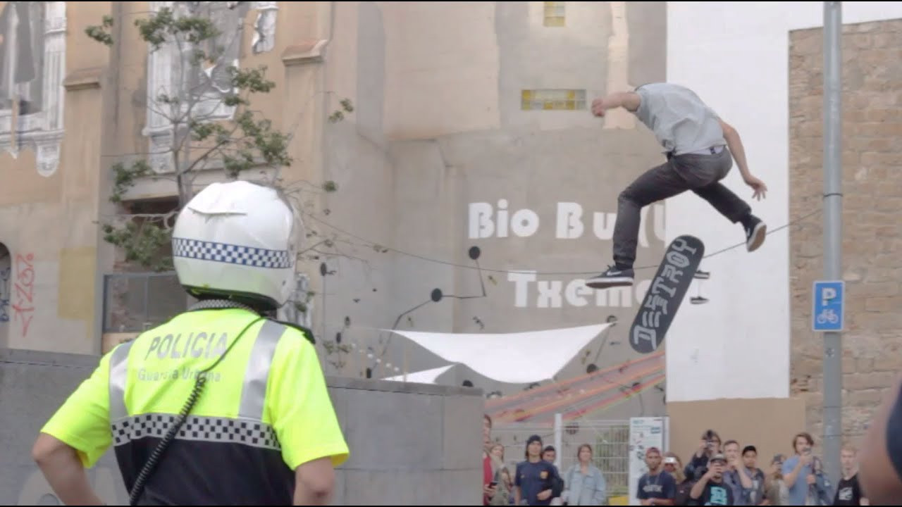 That´s was an epic day. Aurelien started trying the trick and the police came, but the agents finally decided to join the audience and let the show continue. <br /><br />Featured skaters: <br /> Aurélien Giraud<br /> <br />Film and edit: Javier Menéndez<br /> <br /> Skateboarding in MACBA<br /> http://www.macbalife.com<br /> http://www.facebook.com/MacbaLife<br /> http://www.instagram.com/MacbaLife