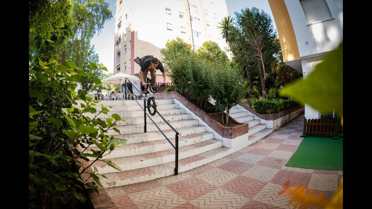 Nos fuimos toda la tropa a San Pedro (Marbella) para grabar en spots nuevos para un nuevo video que va reventar.. y terminamos de mini jam de calle y cervezas en el skatepark!<br /><br />Si os ha gustado, dadnos el support virtual!!<br /><br />Went on a filming mission to San Pedro (marbella) to film on some new spots for an upcoming video and ended up with a mini street jam and beers at the skatepark!<br /><br />If u liked it. plz give us some virtual support by suscribing to the channel!