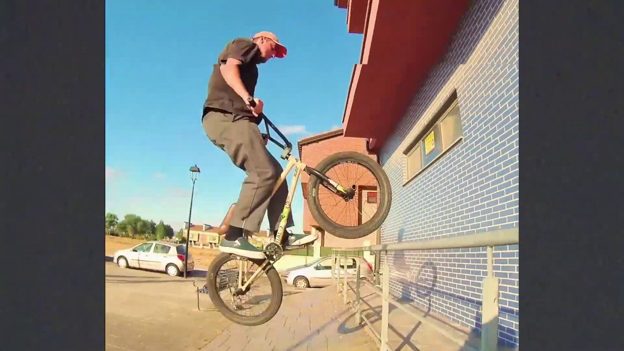 Quién conoce a Ria, también sabe las buenas vibras que desprenda este tío y de que aparte de gozarse sus cervezitas, también monta muy bien!<br /><br />Deseando de ver una video parte suya !!!<br />______________________________________________________________<br /><br />Who ever know´s Ria, also knows his good vibes and the fact that when he´s not enjoying a beer, he also rides his bike really good!<br /><br />I look foward to seeing more of this dude!!