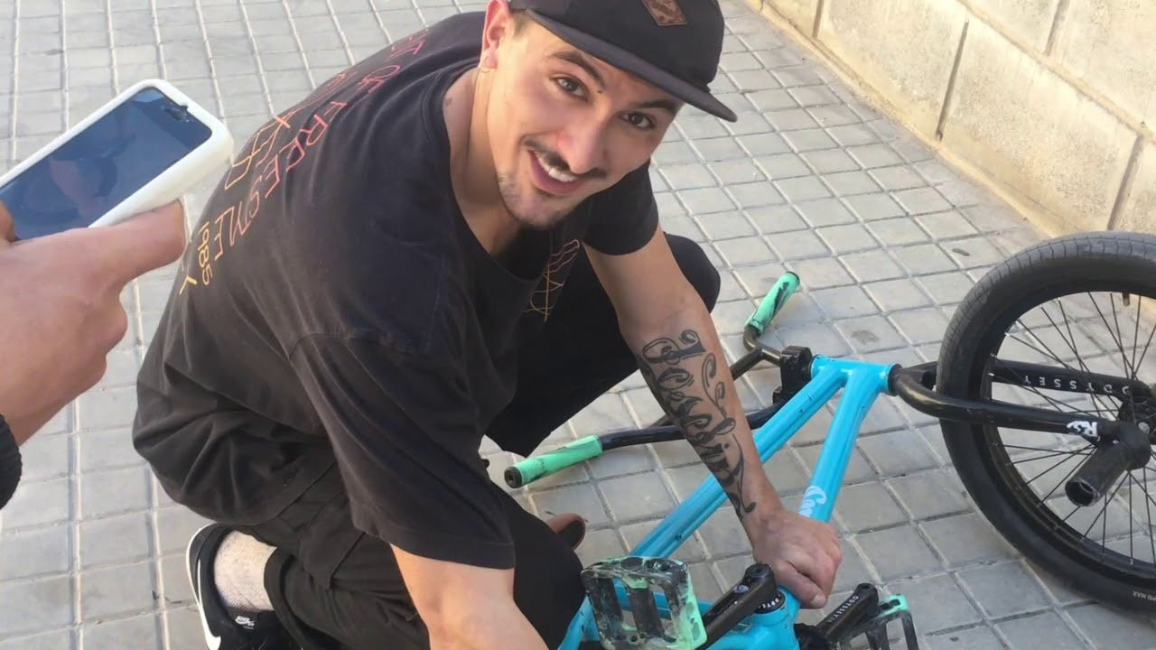 Yotuveunvlog, vuestro unico vlog reaaal en España!!!<br /><br />Un día completo! Pombi consigue montar por primera vez desde el accidente y graba un banger para desayunar!! Chileno consigue destrozar su rueda en el primer clip y Lucas a la vez no destroza a nosotros a base de chupitos en las Fallas... <br /><br />Espero que os guste!