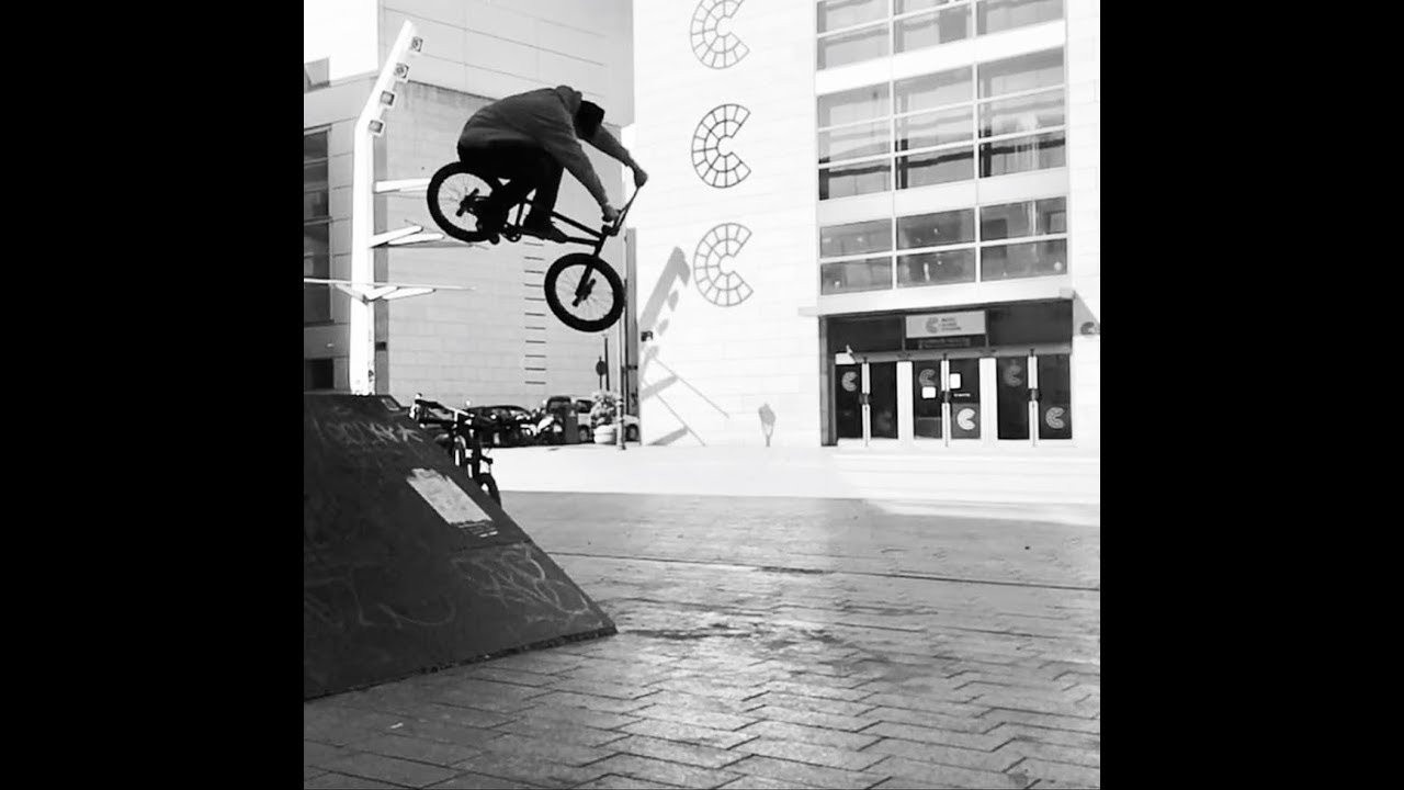 Valencia Awakes es un video proyecto nacional apoyado por muchas tiendas del país. Durante un mes van pasando bikers por la capital de nanos para grabar todo lo que puedan. Lucas de Park division ofrece su casa para todos los riders que van pasando.<br /><br />Me encanta ver la escena española y la mayoría de tiendas del país unidas en un proyecto así!<br /><br />Aqui os dejo algunos clips del primer día!